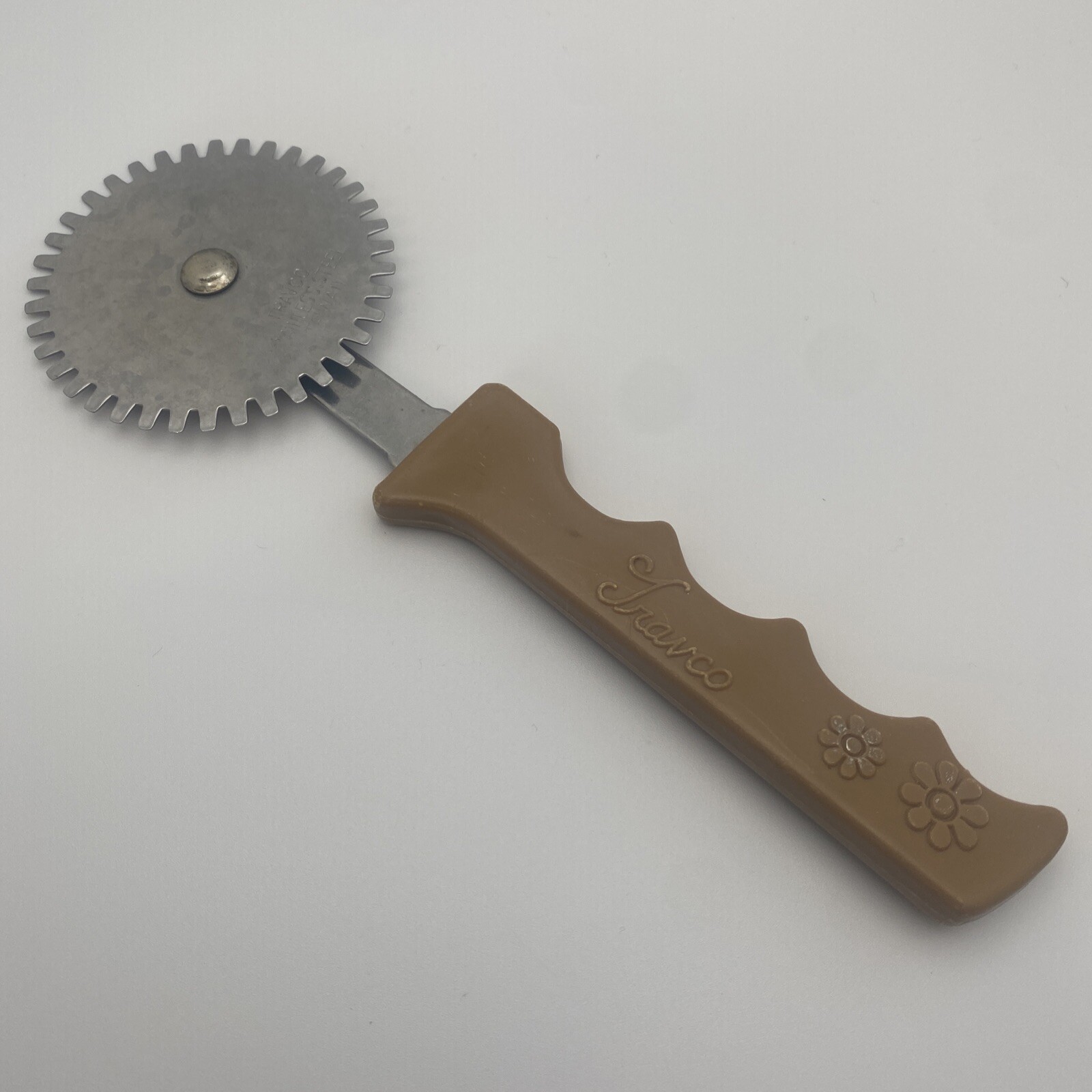 Vtg 60\'s Travco Hippie Daisy Flowers Yellow Kitchen Utensil Dough Pastry Cutter