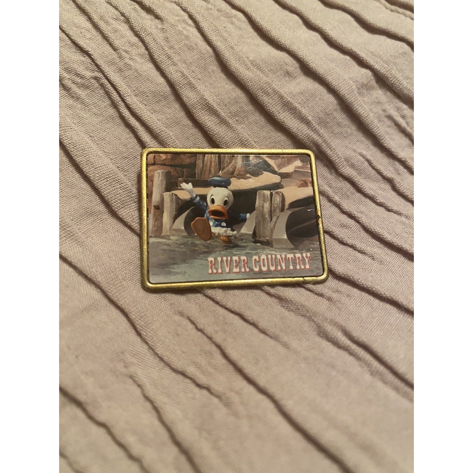 OLD WALT DISNEY WORLD RIVER COUNTRY DONALD DUCK METAL PIN FORTWILDERNESS PP87548