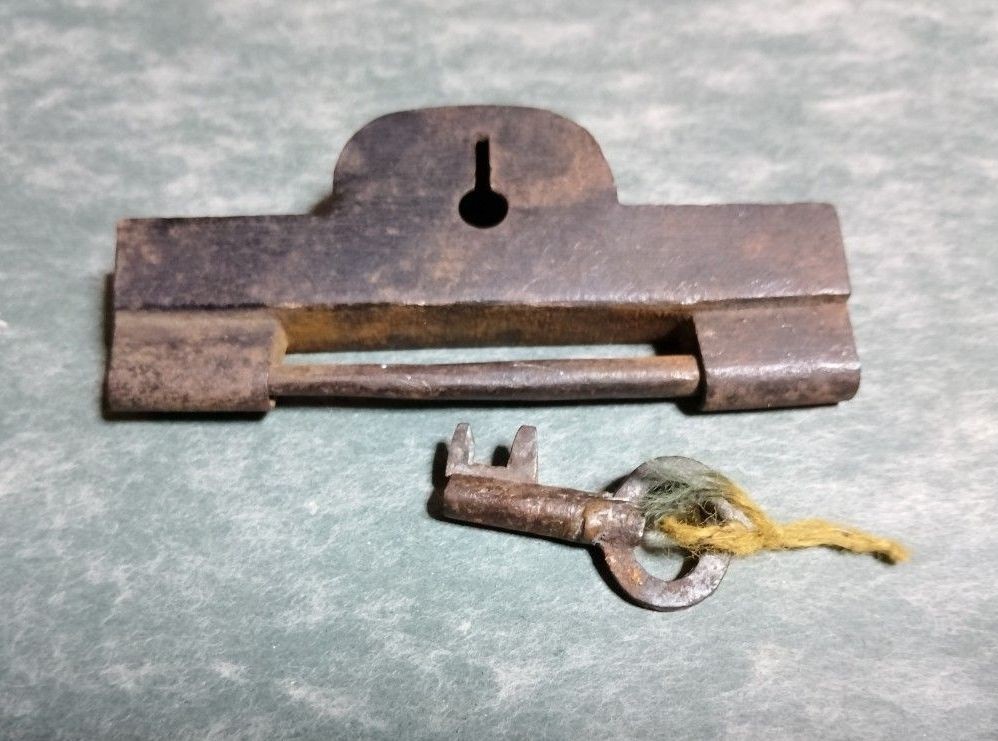 Antique Japanese-style key and padlock (with key) – vintage storehouse key Antique Japanese-style key and padlock (with key) – vintage storehouse key
