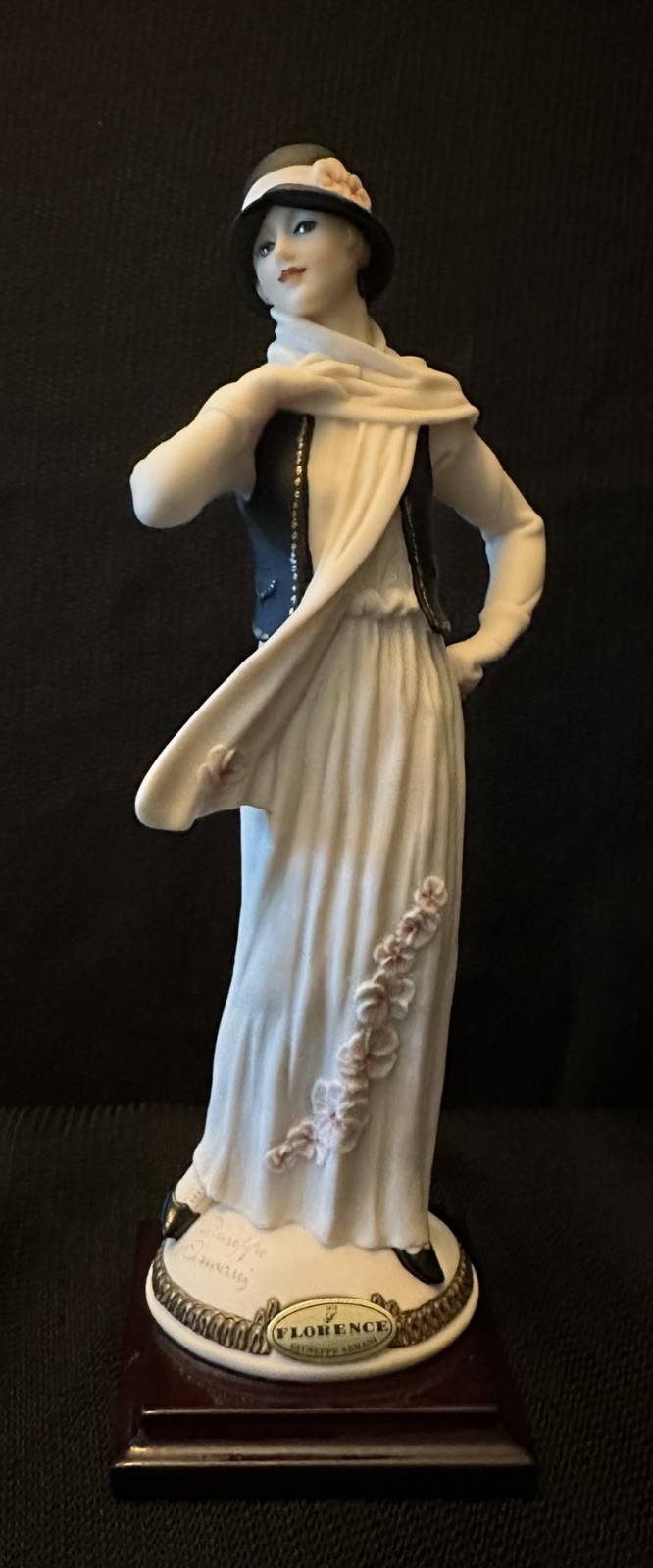 Giuseppe Armani figurine Harriette (Model 1243C) Italian Art Deco 10 in. Giuseppe Armani figurine Harriette (Model 1243C) Italian Art Deco 10 in.