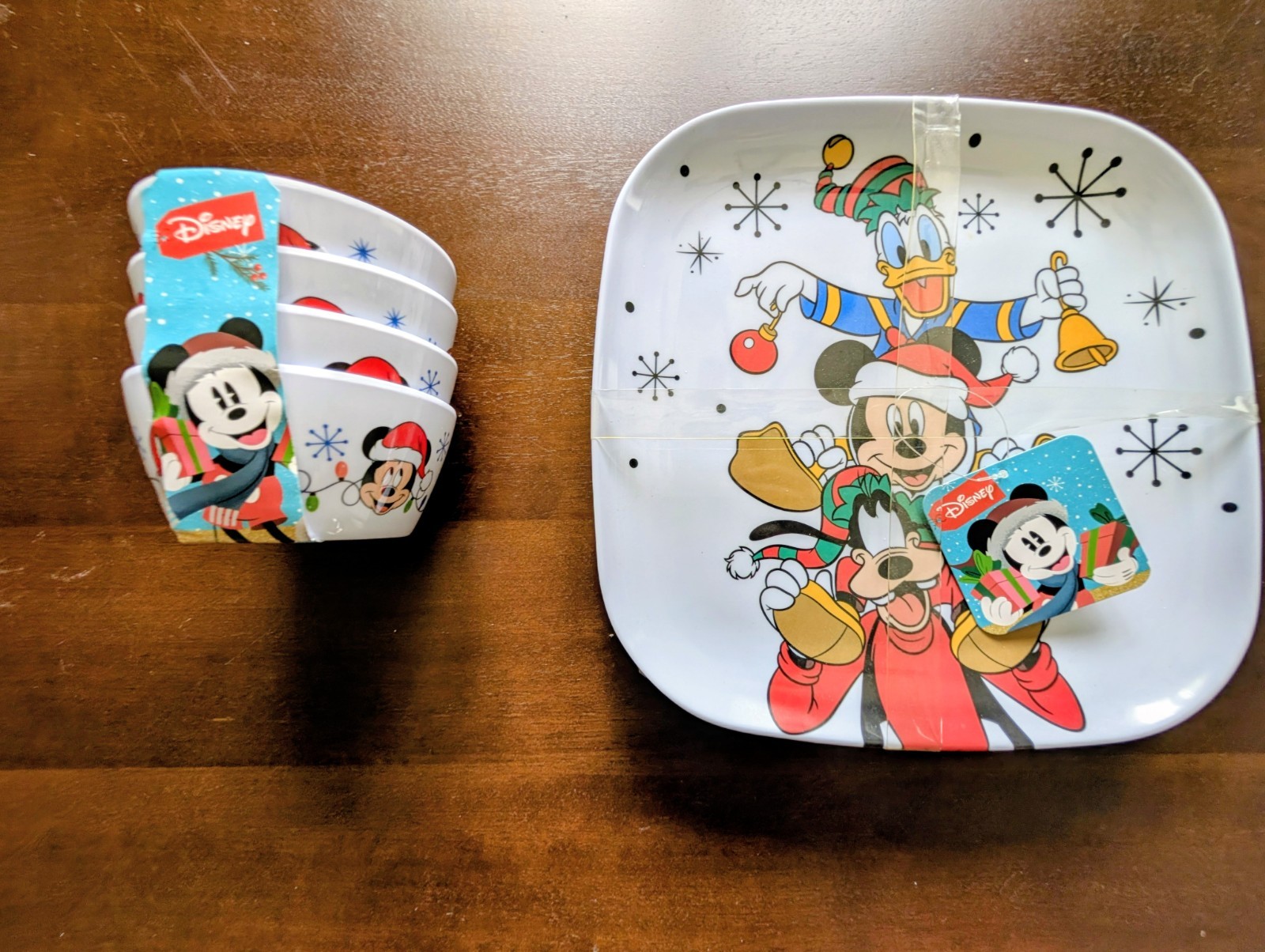 Disney Mickey Melamine Dinnerware Set 8pc Christmas Holiday Plates Bowls Zrike