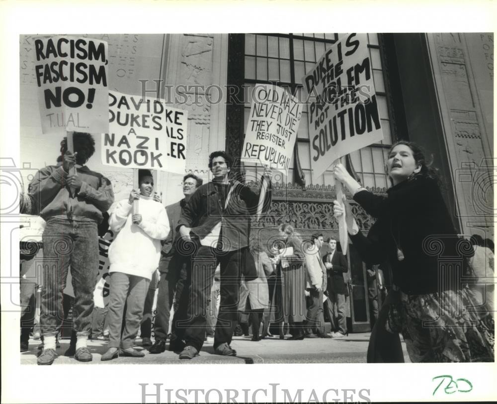 1989 Press Photo A group of demonstrators protesting David Duke - noa91222 1989 Press Photo A group of demonstrators protesting David Duke - noa91222