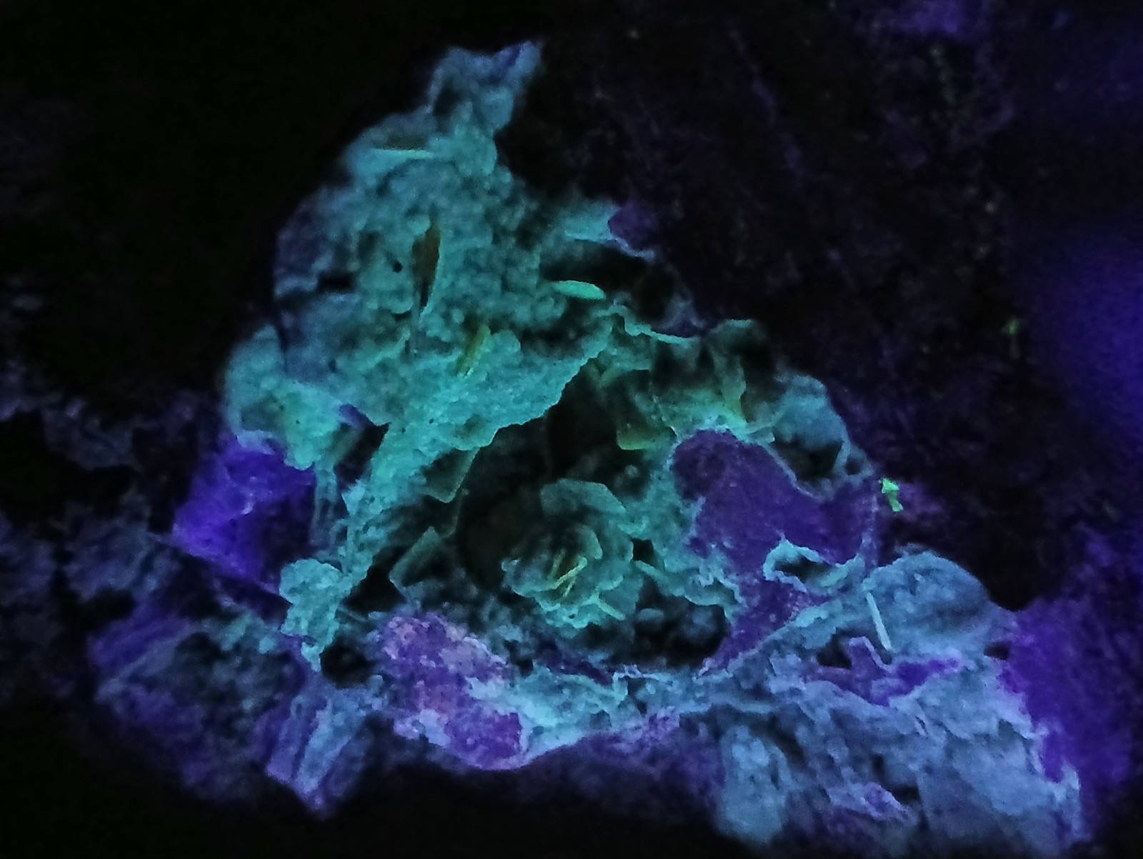 Flourescent FINCH MINE~Gila County Arizona~Crystal Wulfenite Hemimorphite 7-3/4