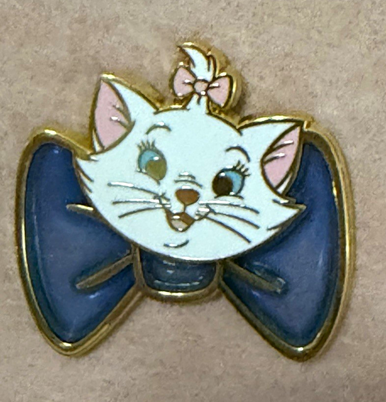 DISNEY PIN MARIE 2023 CARNIVAL BLUE BOW TIE HKDL HONG KONG DISNEYLAND