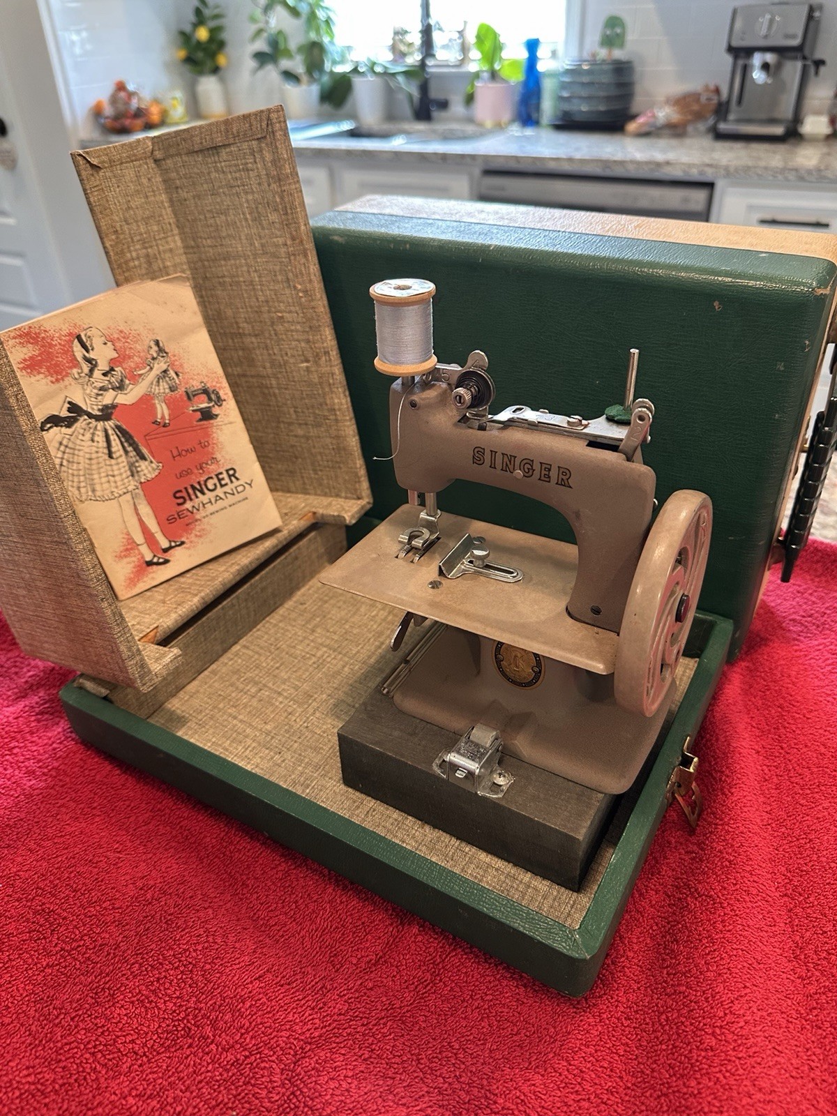 VINTAGE CIRCA 1950 CHILDS BEIGE SINGER SEWING MACHINE MODEL 20 SEWHANDY