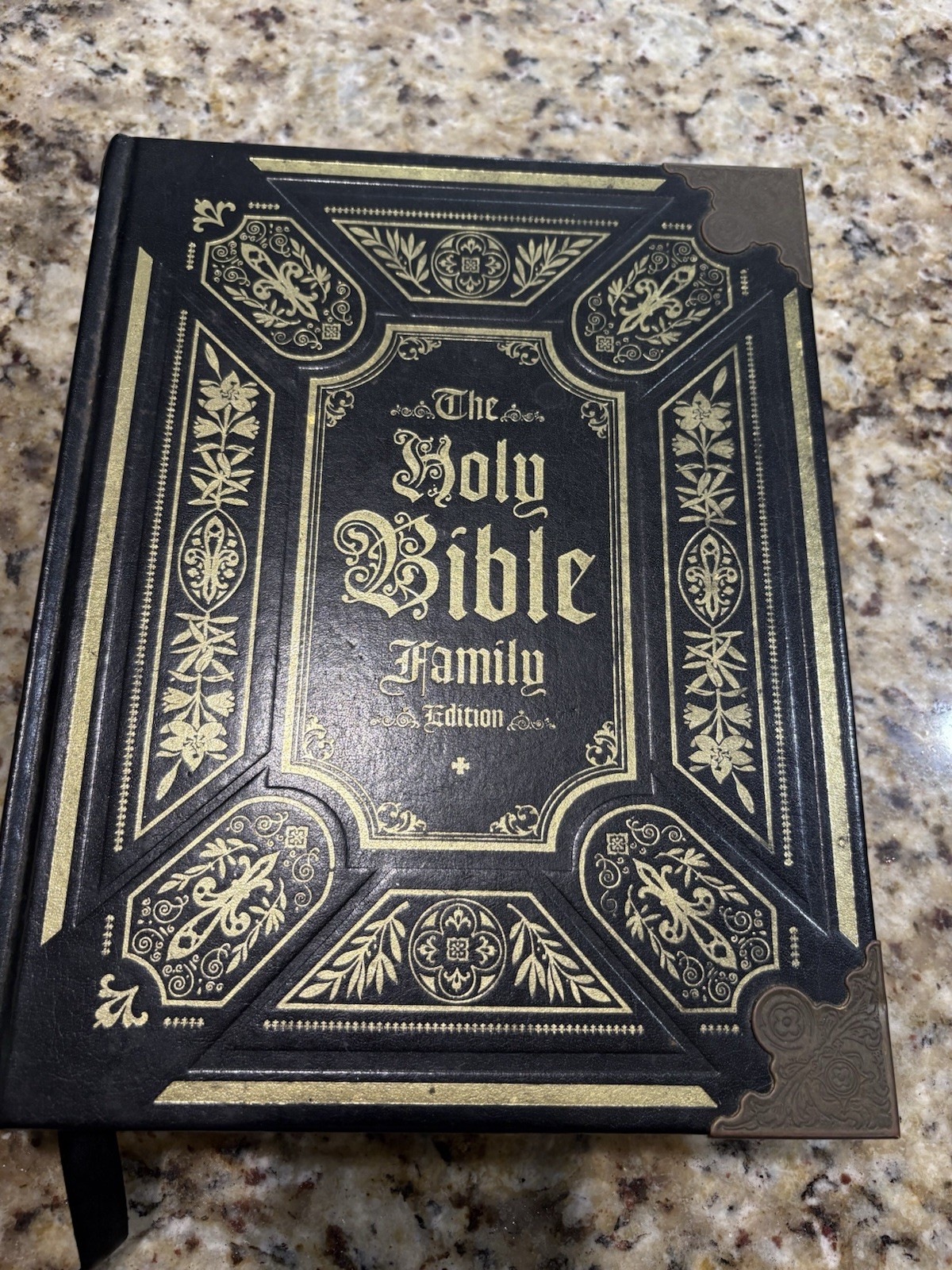 The Holy Bible: Family Edition (Heirloom Series)