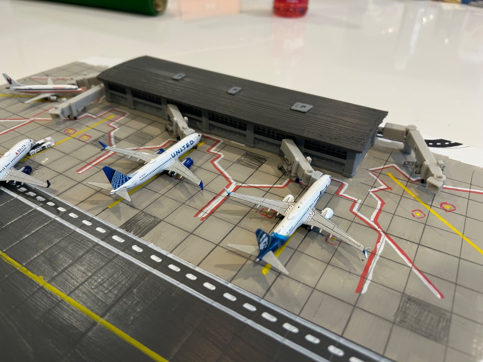 1:400 Scale Model Airport Terminal (With Jetbridges | 5 ) Fits Up To 5 Aircraft. 1:400 Scale Model Airport Terminal (With Jetbridges | 5 ) Fits Up To 5 Aircraft.