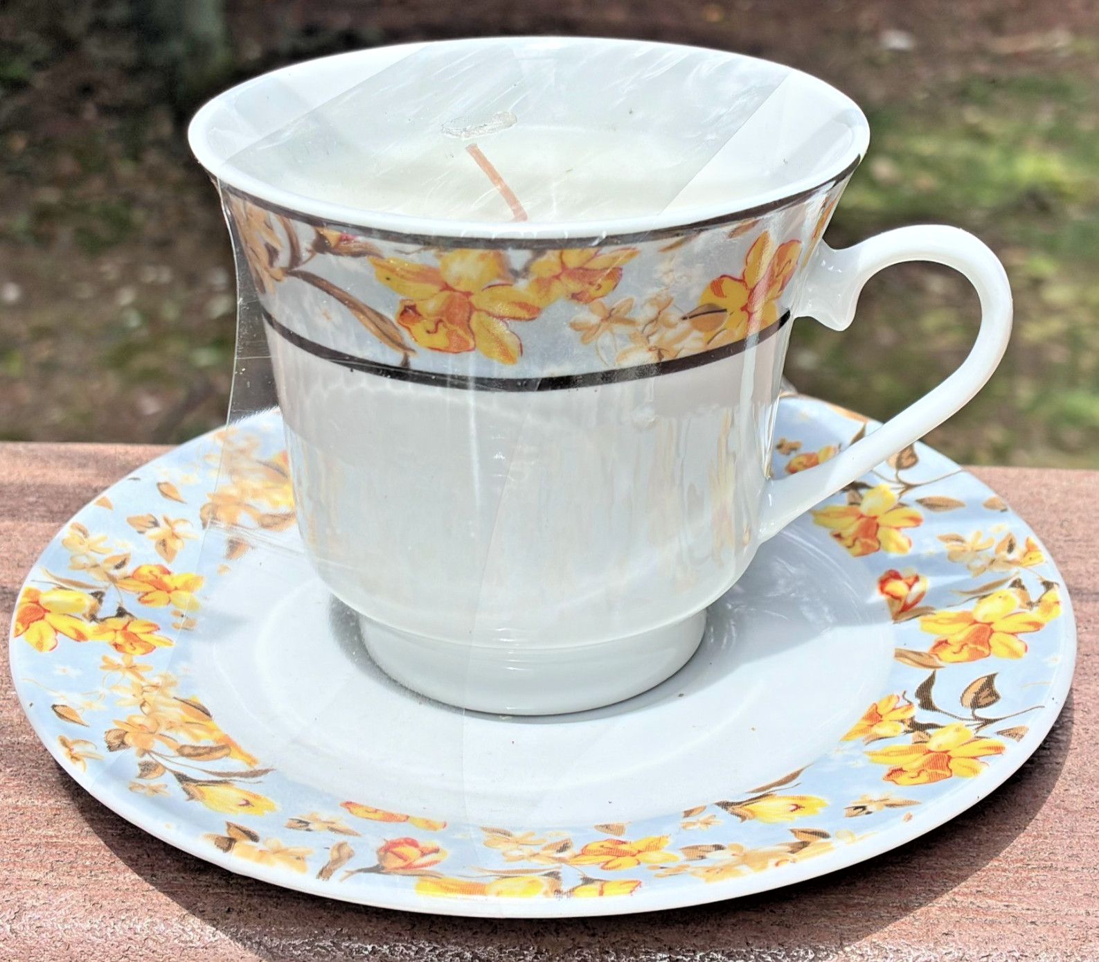 British Yellow Daisy Teacup Saucer Floral Porcelain Gold Trim 6.oz England