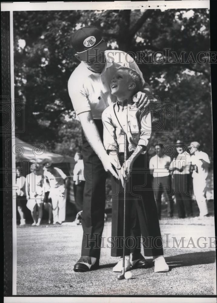 1962 Press Photo Golfer Gene Littler with son Curt on the course in Chicago 1962 Press Photo Golfer Gene Littler with son Curt on the course in Chicago