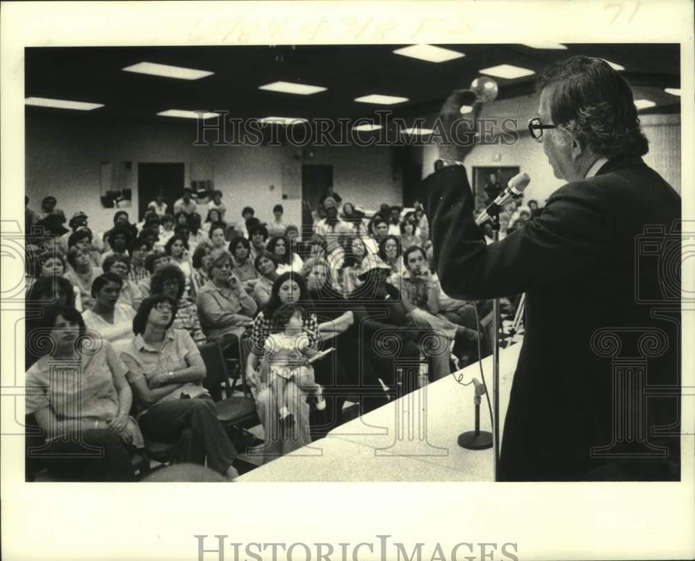 1979 Press Photo Federation of Teachers head Albert Shanker addresses teachers 1979 Press Photo Federation of Teachers head Albert Shanker addresses teachers