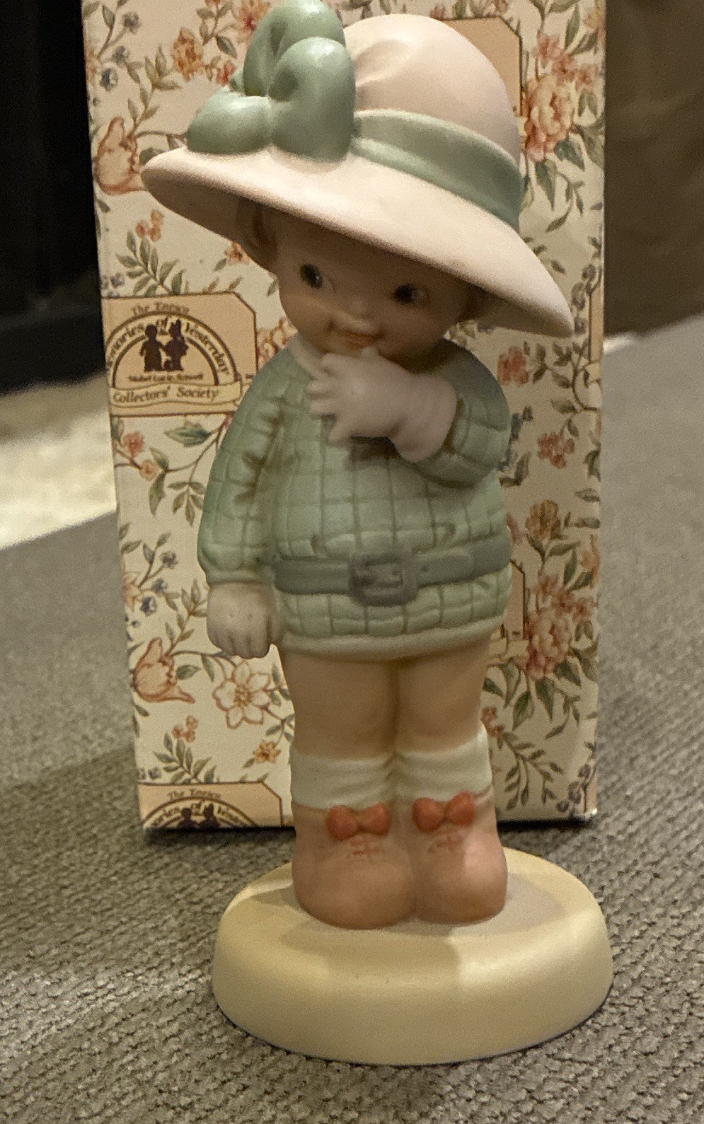 Enesco Porcelain Figurine “Blowing A Kiss To A Dear I Miss” 1993 S0004