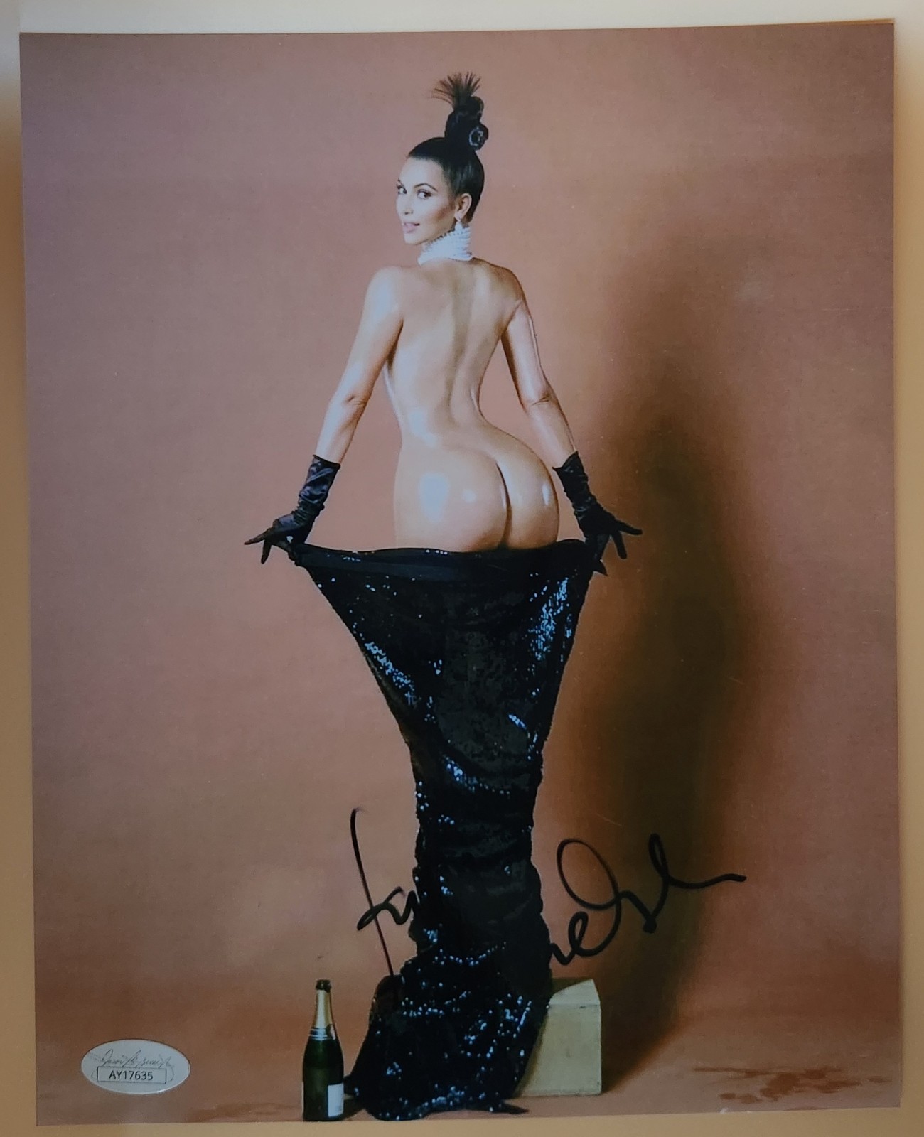 Kim Kardashian Signed 8x10 Authentic  Photo - Autograph with Tamper Proof JSA