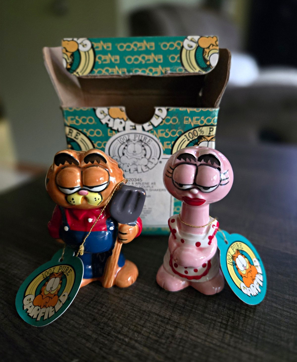 Vintage Enesco Garfield Ceramic Salt and Pepper Shakers Set Original Box Rare
