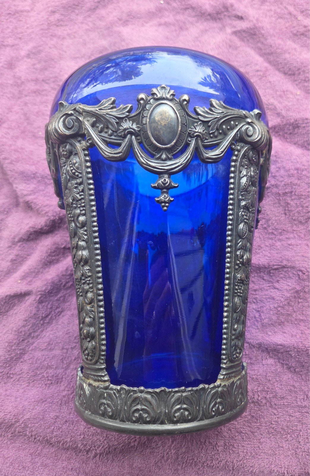 Antique Jennings Brothers Cobalt Blue Glass Vase – JB 2461 – 8-Inch Variation Antique Jennings Brothers Cobalt Blue Glass Vase – JB 2461 – 8-Inch Variation