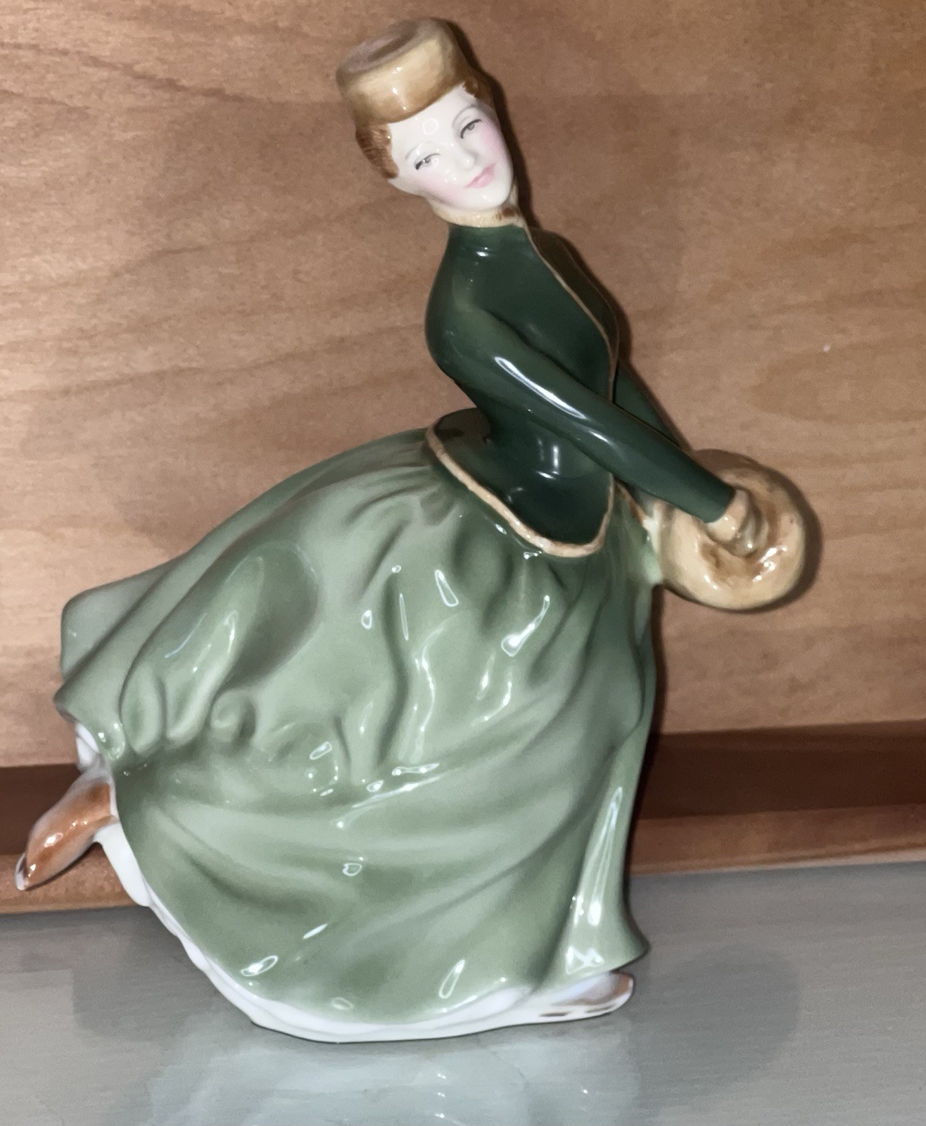 Grace HN2318 – Royal Doulton Figurine (Classic Pretty Ladies Collection)