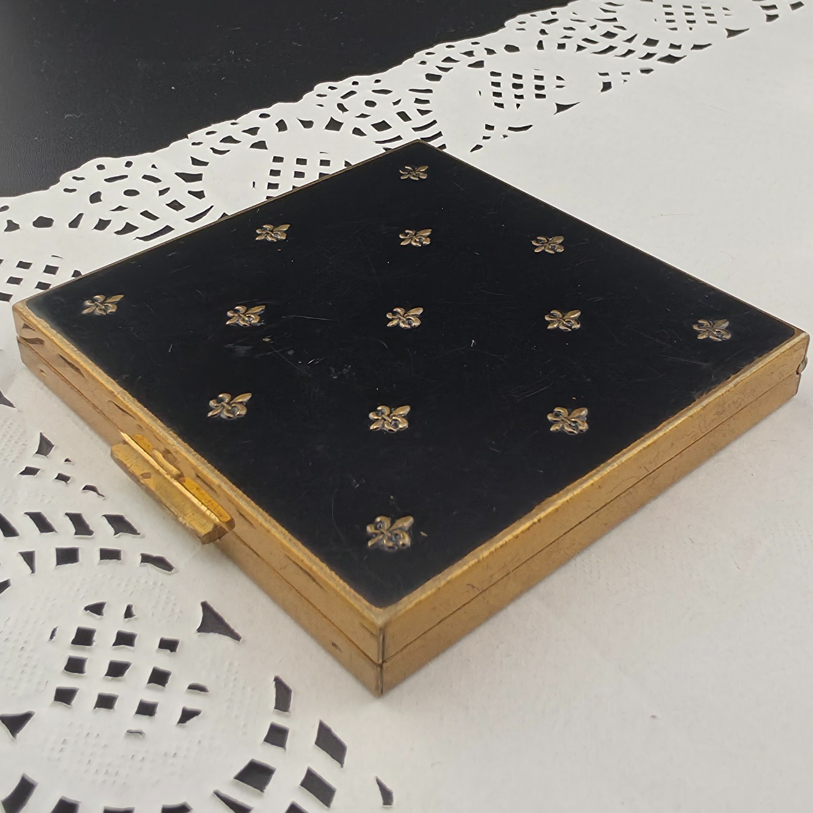 50s Zell Fifth Avenue Black Enamel Fluer de Lis Powder Make-up Compact 50s Zell Fifth Avenue Black Enamel Fluer de Lis Powder Make-up Compact