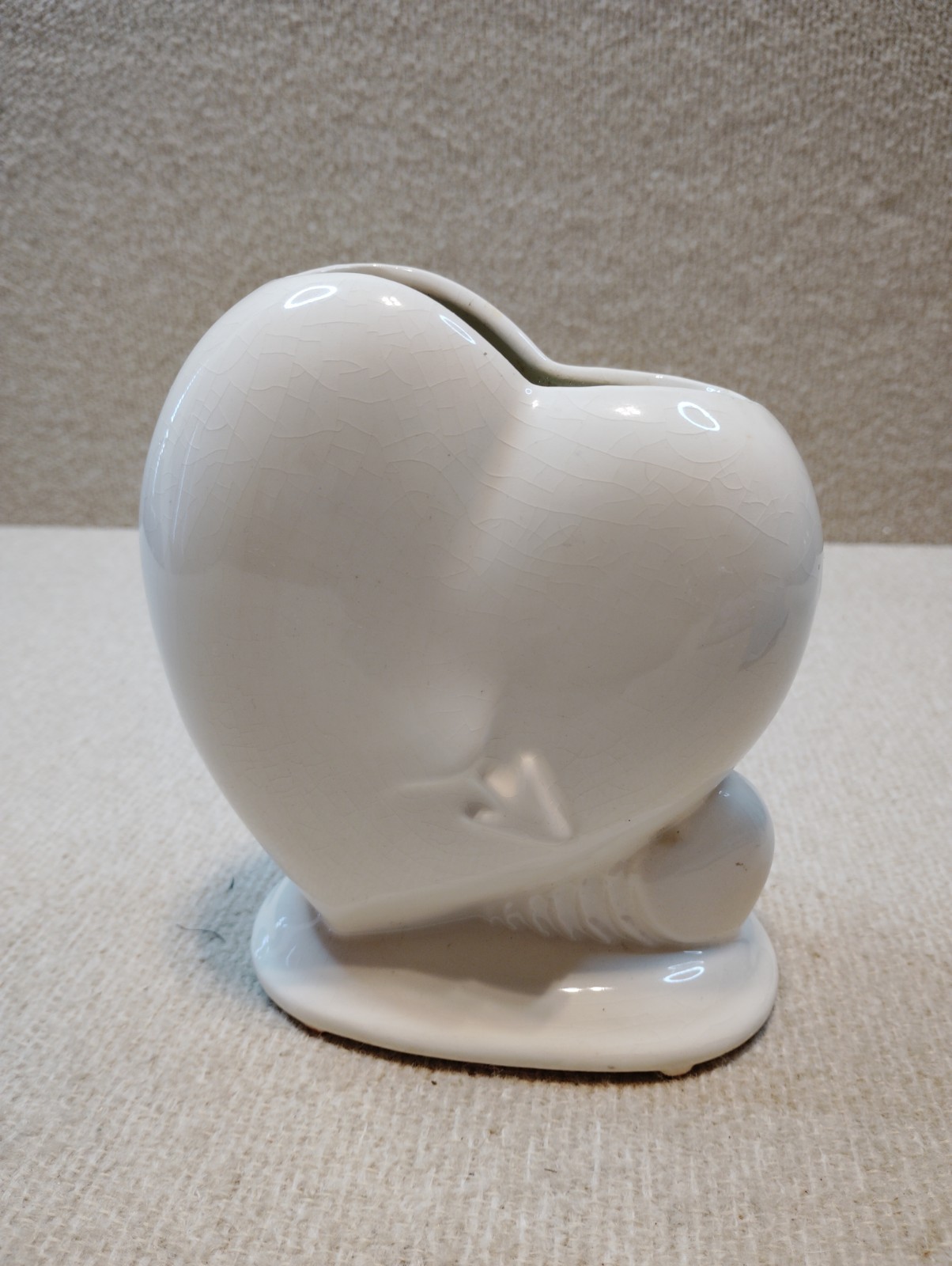 Vintage 3D Arrow Design Heart-Shaped Ceramic Figurine Vintage 3D Arrow Design Heart-Shaped Ceramic Figurine