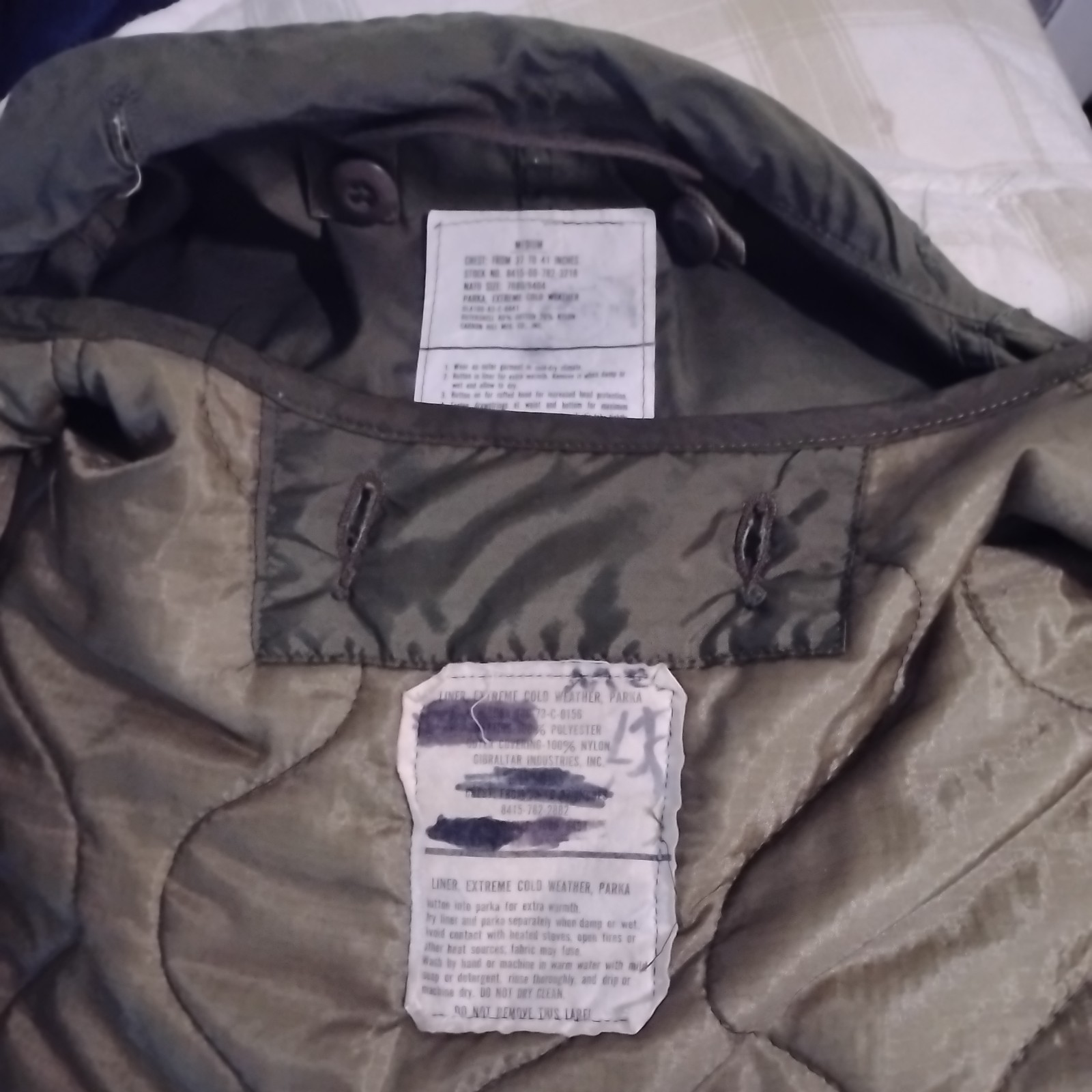 VINTAGE 1980\'S MILITARY EXTREME COLD WEATHER FISHTAIL PARKA MEDIUM & LINER VINTAGE 1980\'S MILITARY EXTREME COLD WEATHER FISHTAIL PARKA MEDIUM & LINER