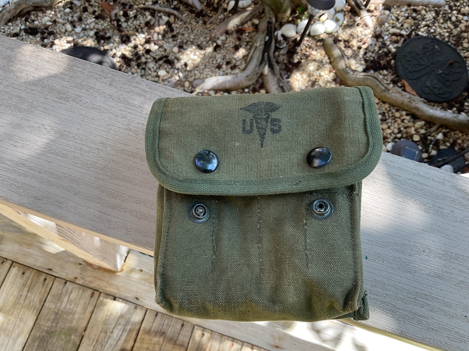 VIETNAM ERA M2 CANVAS JUNGLE FIRST AID KIT 1967 CASE FIRST AID,HAS CONTENTS.
