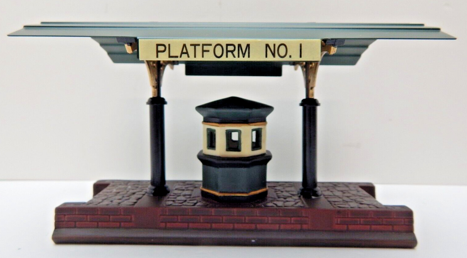 Dept 56 HVC Dickens Village Victoria Station Train Platform #55751 w/Box