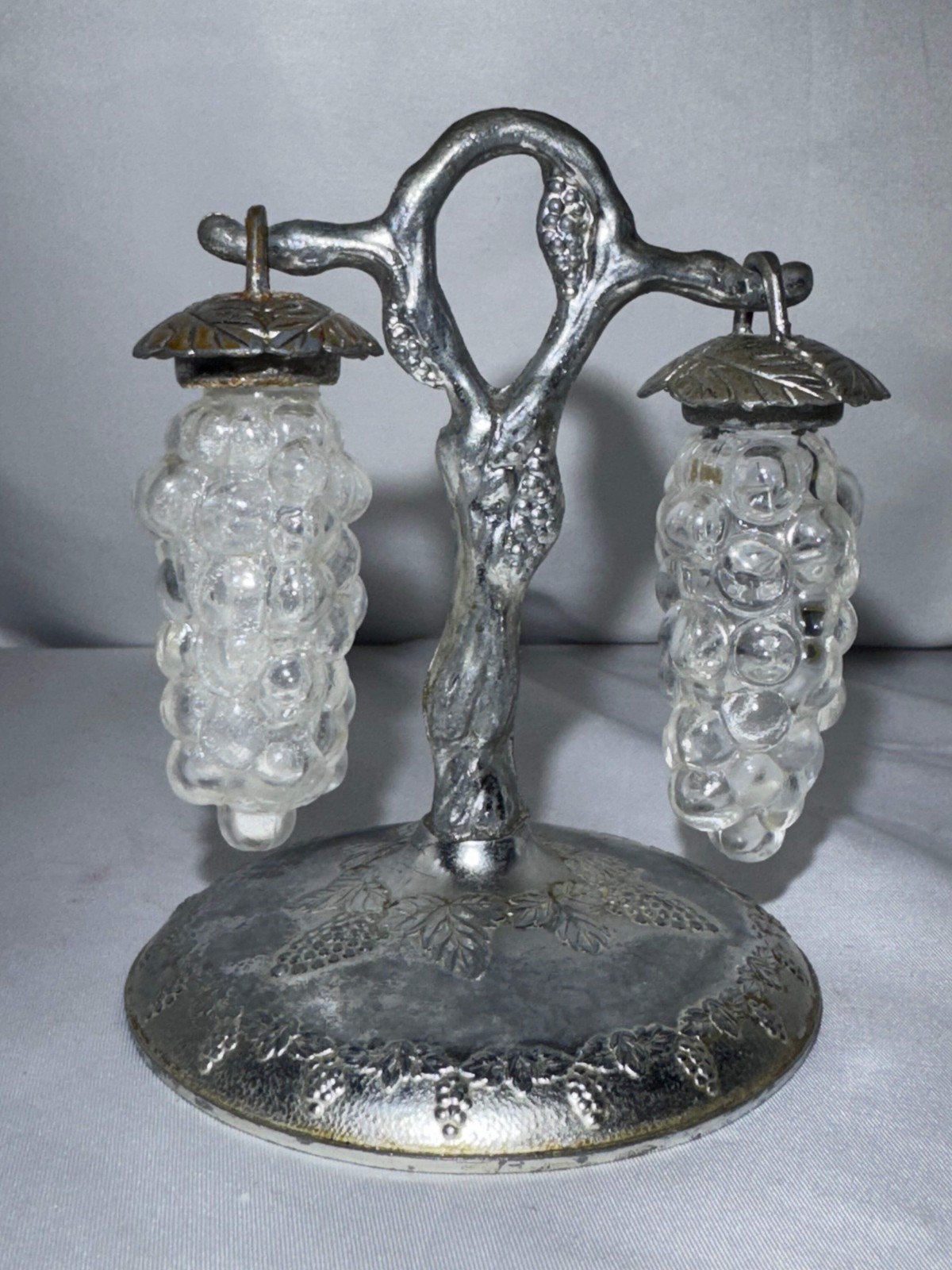 Vintage Clear Glass Hanging Grape Salt & Pepper Shaker Set w/ Metal Tree Stand –