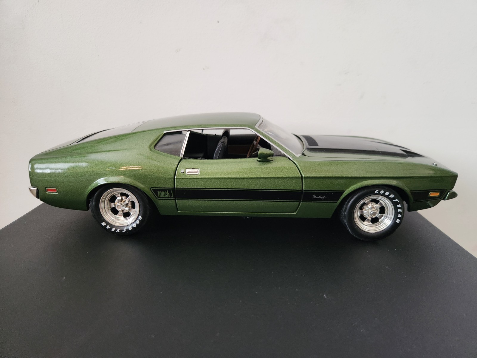 Ertl 1:18 Ford Mustang Mach 1 Green Diecast, Opening Hood/Doors, Stripe Ertl 1:18 Ford Mustang Mach 1 Green Diecast, Opening Hood/Doors, Stripe