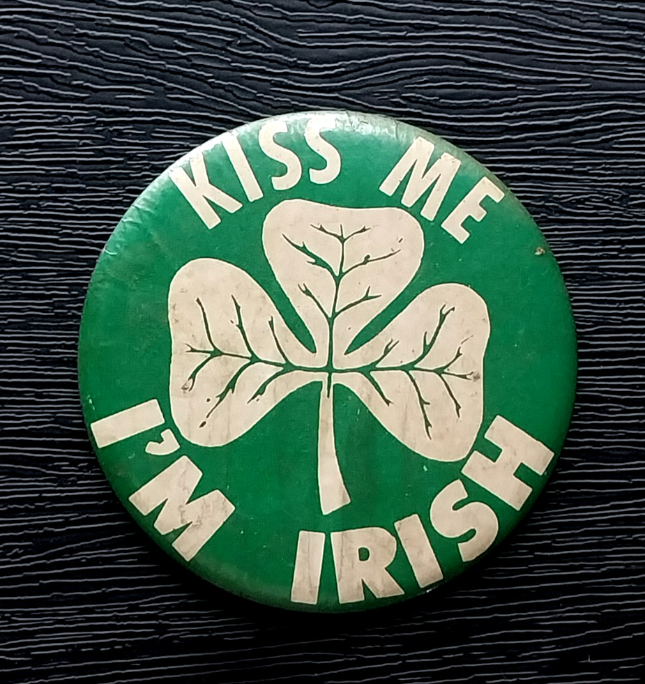 VINTAGE KISS ME I\'M IRISH PINBACK BUTTON ST. PATRICK\'S DAY 3.5 INCHES *SHARP*