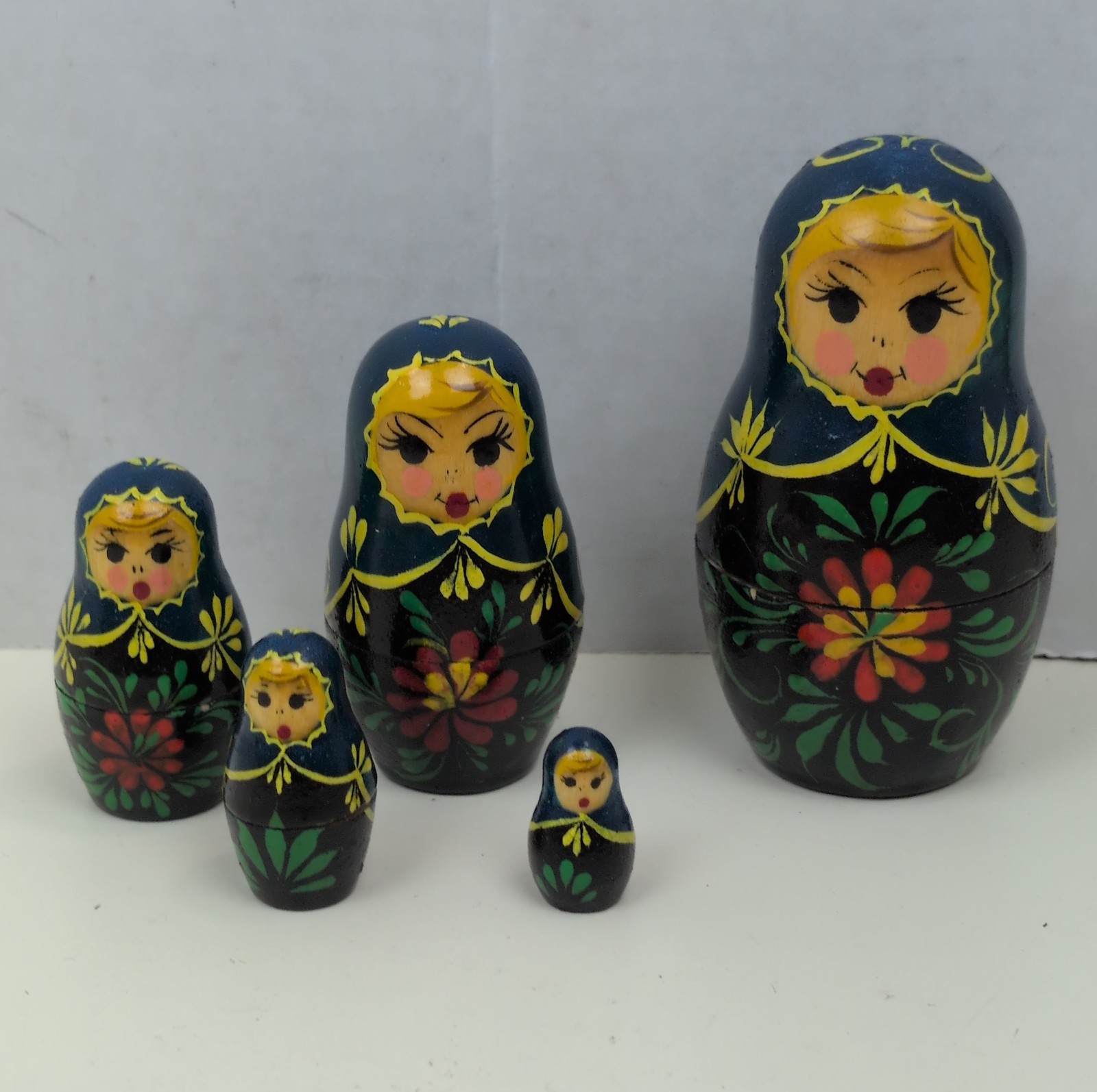 Vintage Russian Matryoshka Nesting Dolls 5 Pc Hand Painted Wood Floral Folk Art Vintage Russian Matryoshka Nesting Dolls 5 Pc Hand Painted Wood Floral Folk Art