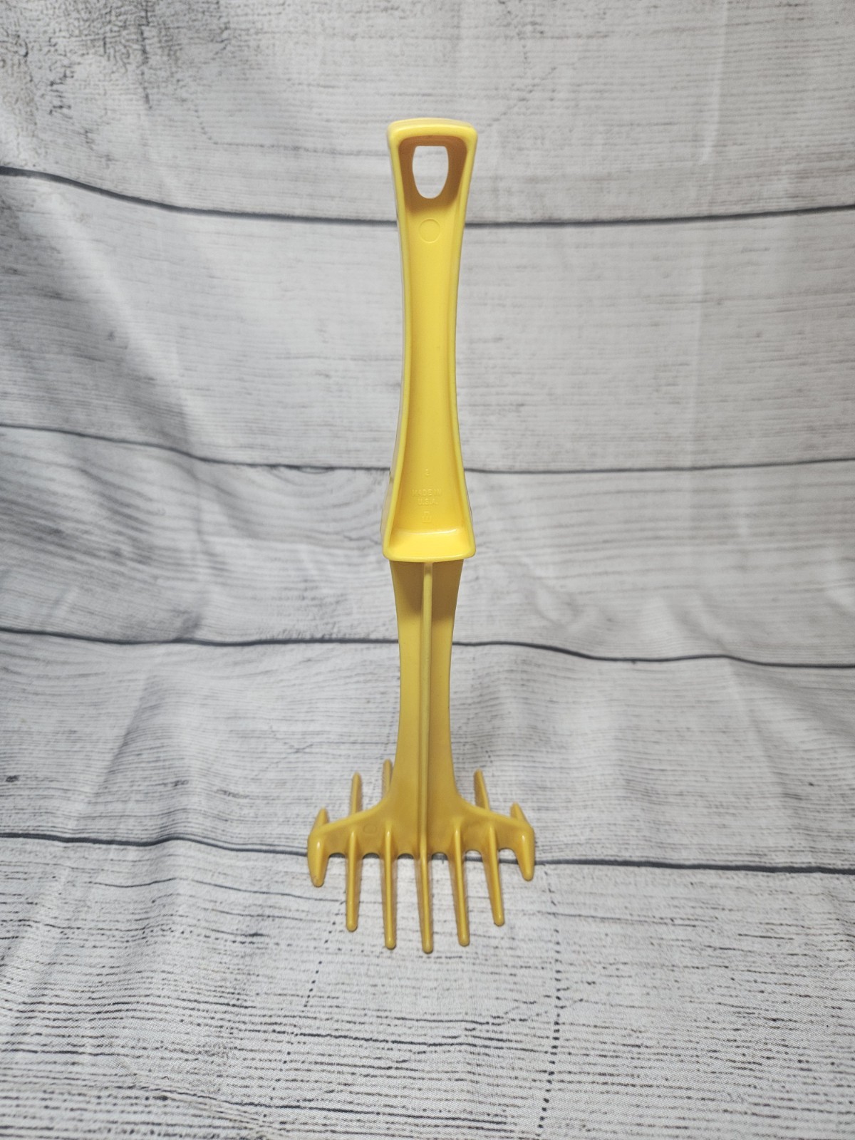 Vtg 70s Tupperware YELLOW Plastic Potato Meat Masher 9\