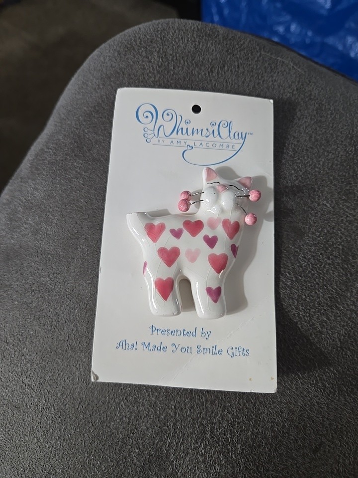 NOS Vtg WhimsicClay By Amy Lancombe Ceramic Pink Hearts Cat Brooch #10023 NOS Vtg WhimsicClay By Amy Lancombe Ceramic Pink Hearts Cat Brooch #10023
