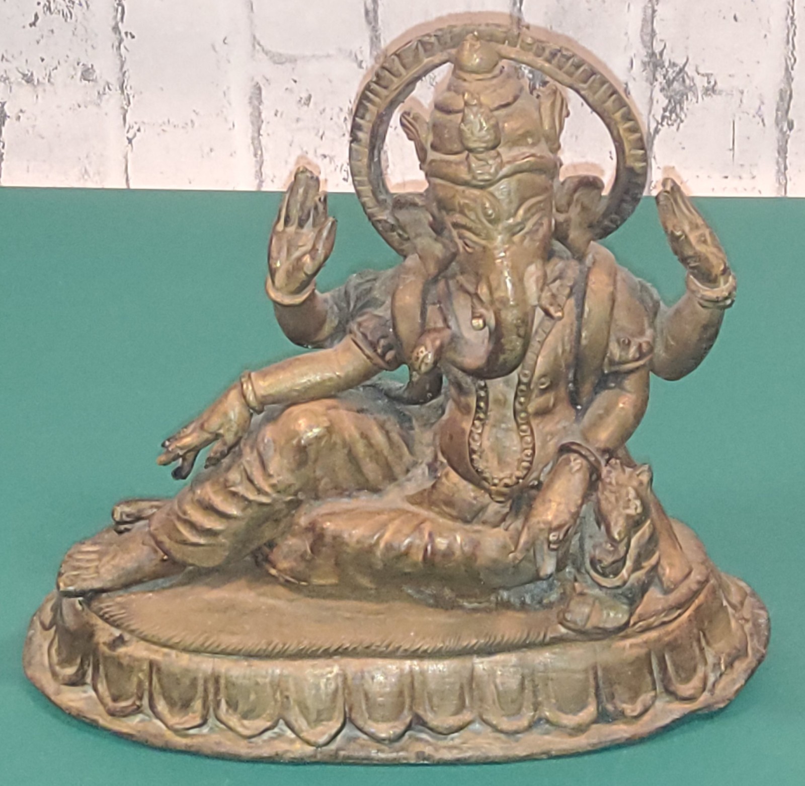 Vintage sitting Ganesha Deity, brass. Vintage sitting Ganesha Deity, brass.