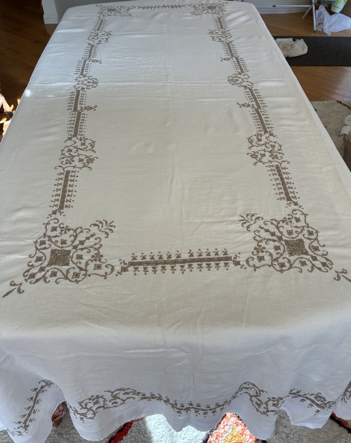 Vtg Italian Hand Embroidered Pure Linen Tablecloth 103x61.5 Cutwork Banquet Exc