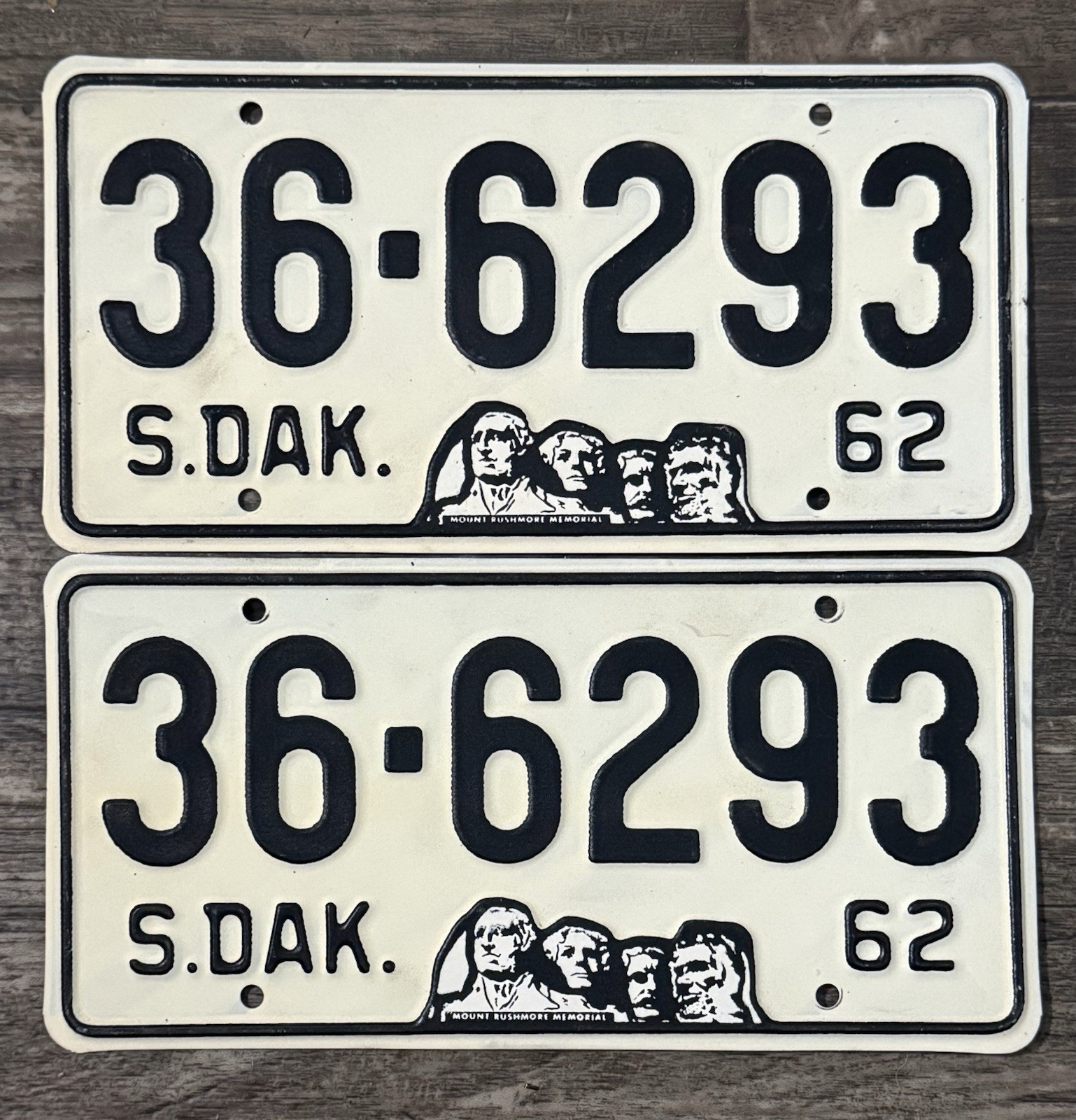 1962 South Dakota pair-license plates. Hugues County -beautiful Shape 🔥🔥 1962 South Dakota pair-license plates. Hugues County -beautiful Shape 🔥🔥