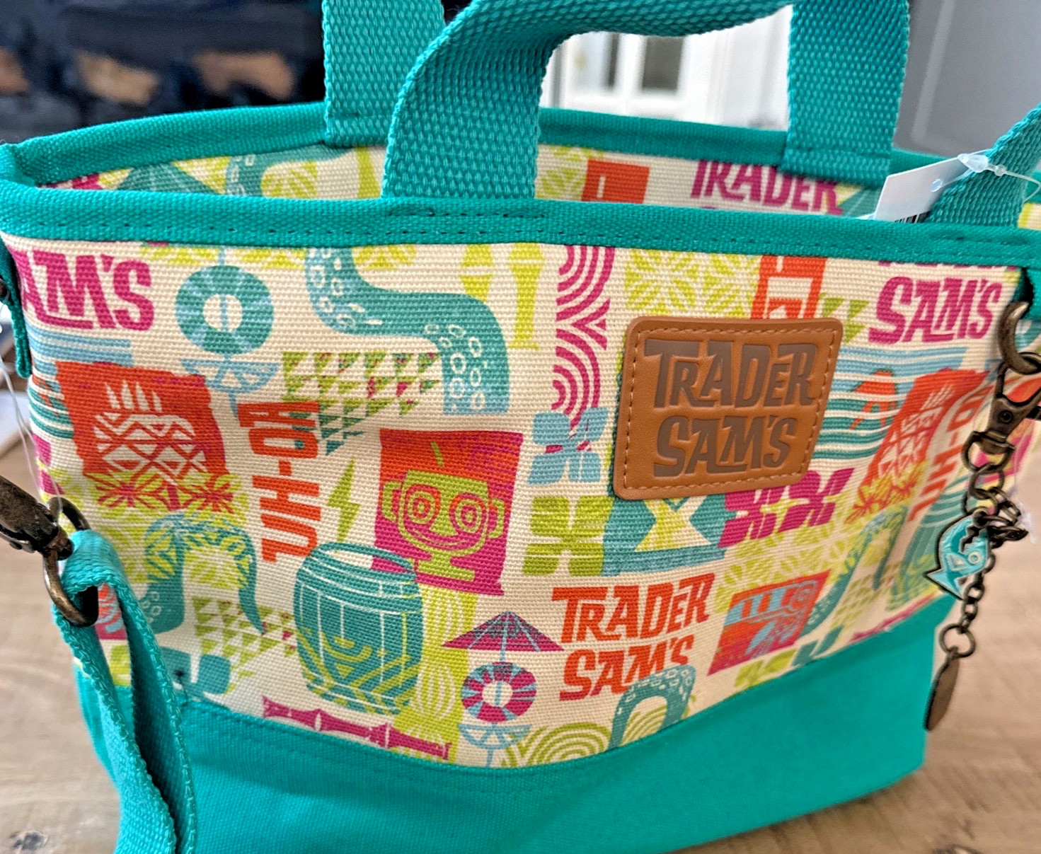 2026 Disney Parks Trader Sam's Tote Bag Full Zip & Strap Keychain Tiki Fish 2026 Disney Parks Trader Sam's Tote Bag Full Zip & Strap Keychain Tiki Fish