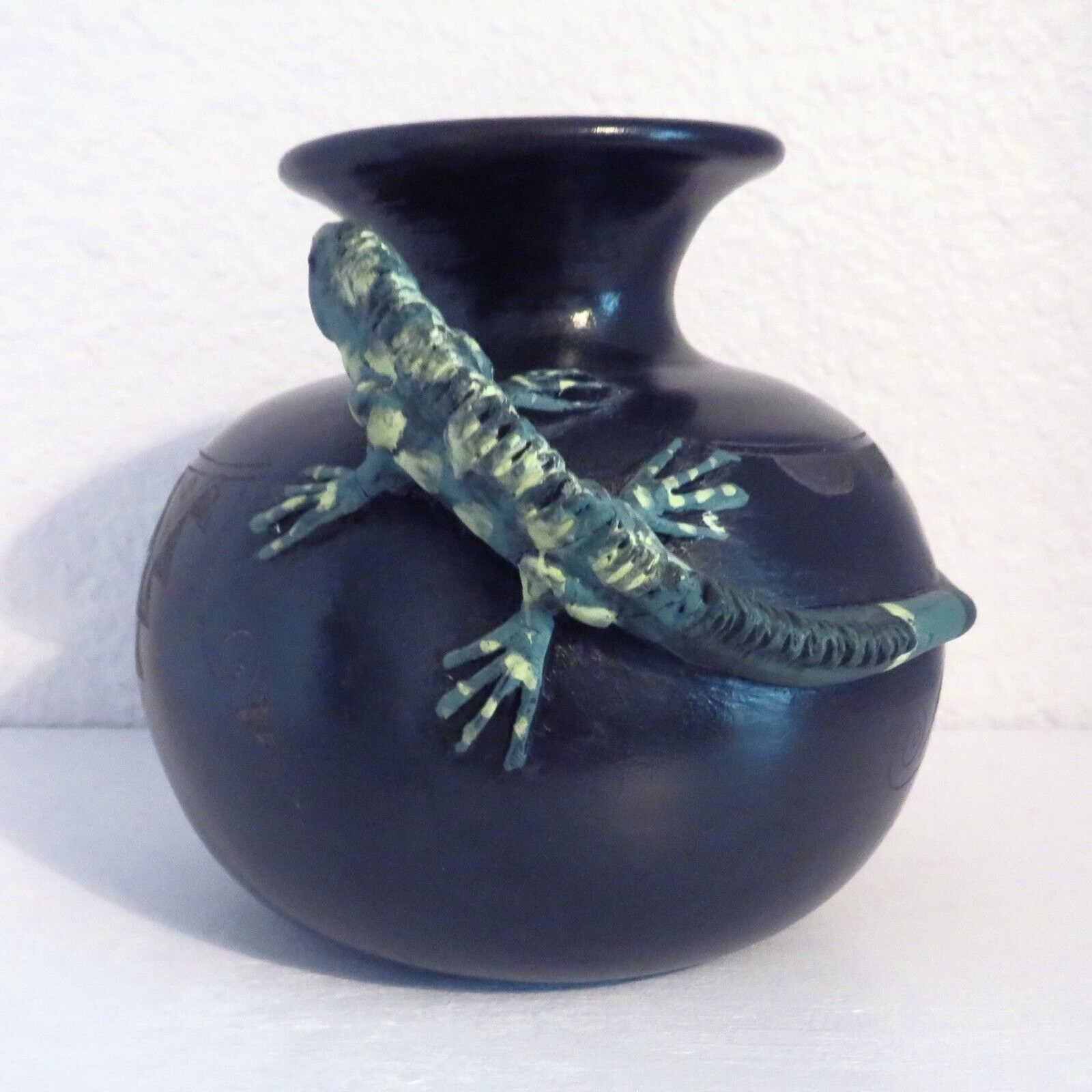 P Mateos Handmade Vintage Pottery Black Vase with Green Iguana, Mexican Pot P Mateos Handmade Vintage Pottery Black Vase with Green Iguana, Mexican Pot
