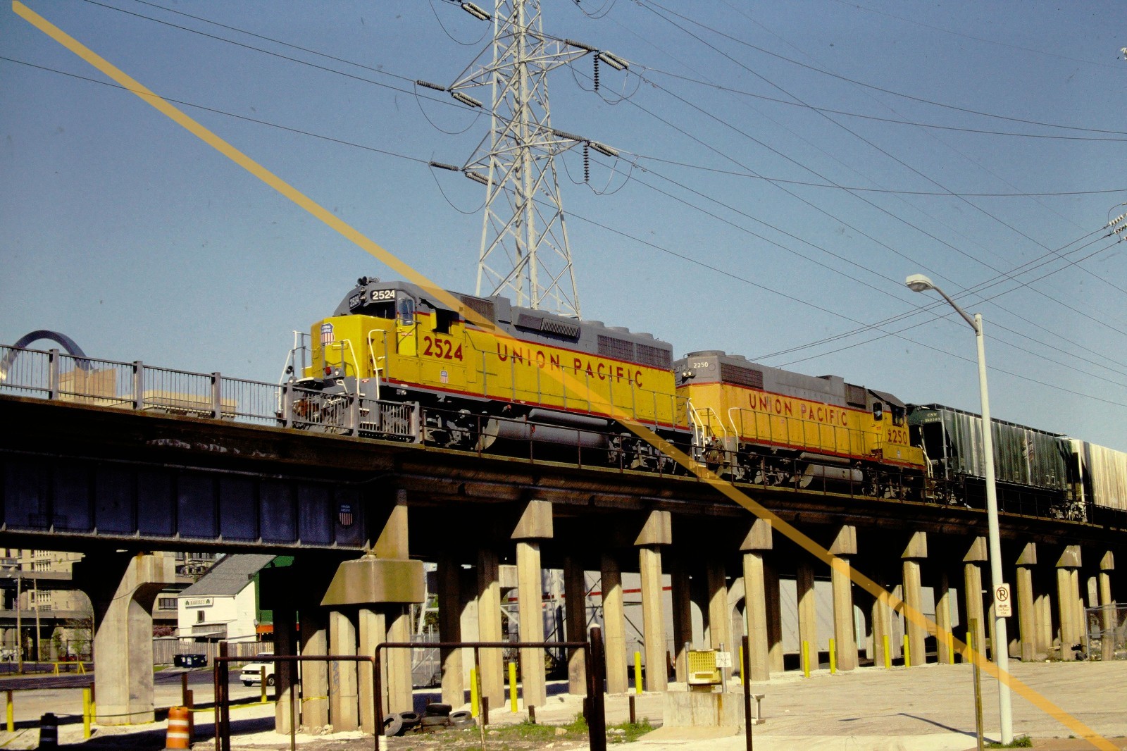 Union Pacific 2524 original slide (elevated track) ð– µ St. Louis, MO 1998 Union Pacific 2524 original slide (elevated track) ð– µ St. Louis, MO 1998