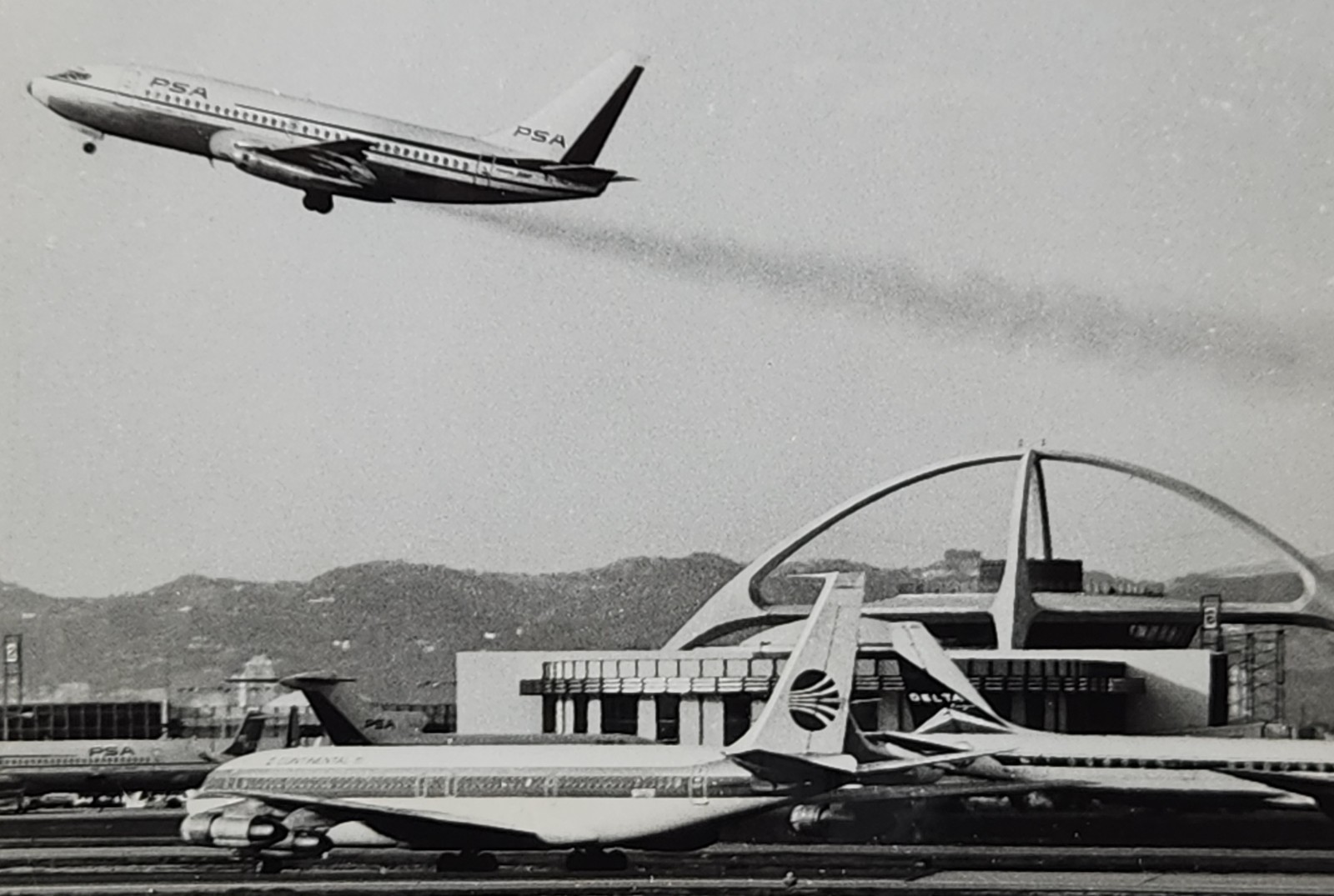 Vintage 1970 UPI Wire Photo LAX Airport Smog Pollution PSA Boeing 737 Delta DC-8 Vintage 1970 UPI Wire Photo LAX Airport Smog Pollution PSA Boeing 737 Delta DC-8