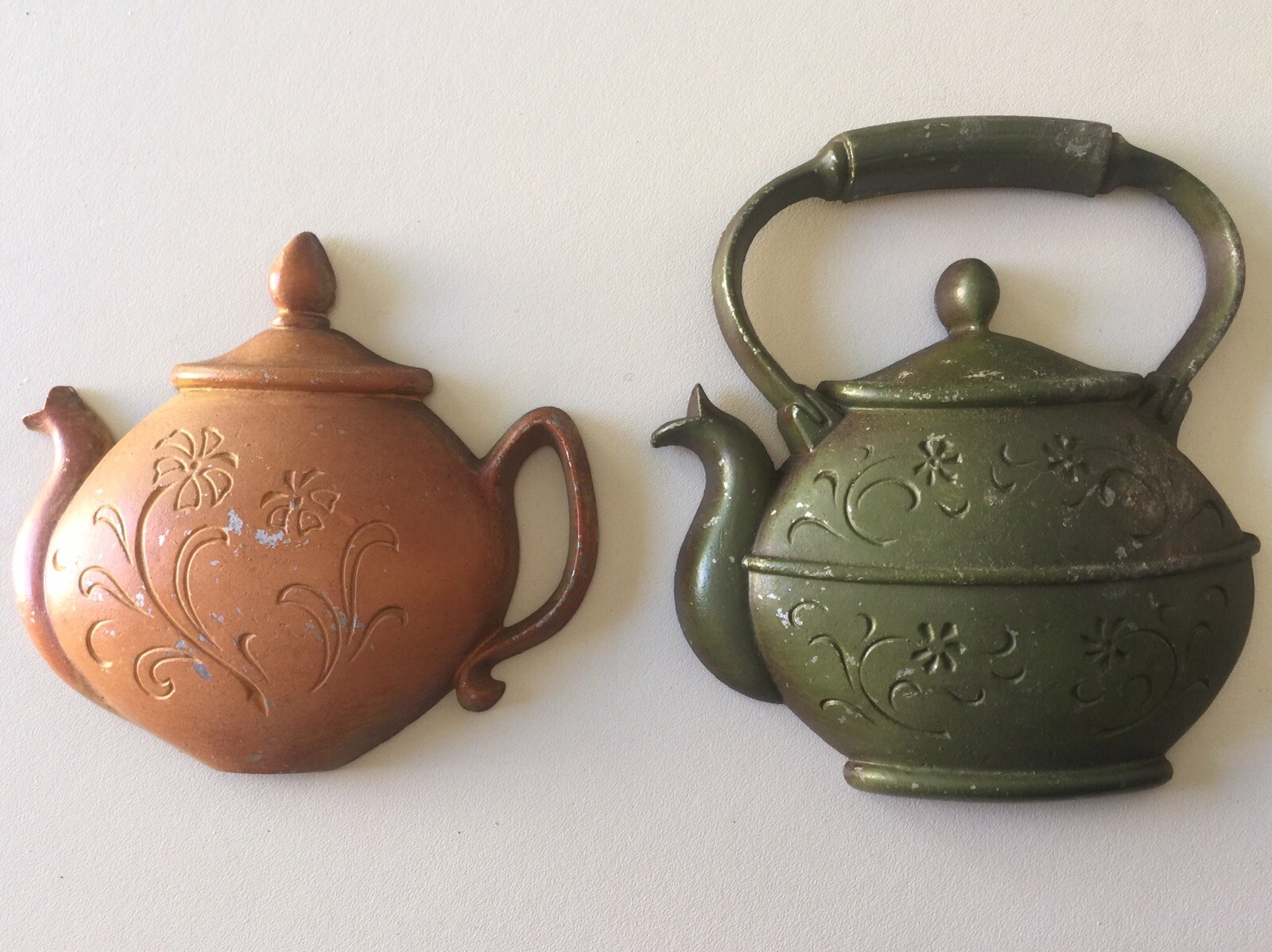 VINTAGE SEXTON USA 2 Hanging WALL PLAQUES Teapots 1967 1505 1506 Cast Metal