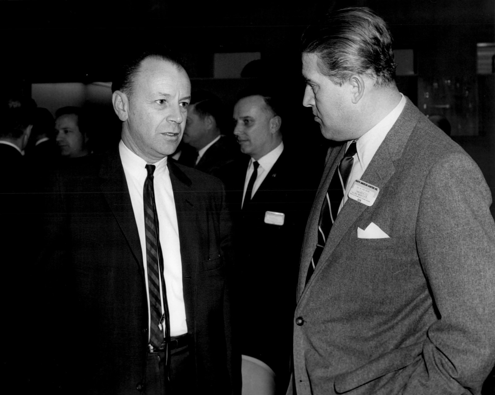 DR. WERNHER VON BRAUN VISITS NORTH AMERICAN AVIATION - 8X10 NASA PHOTO (DA-289)
