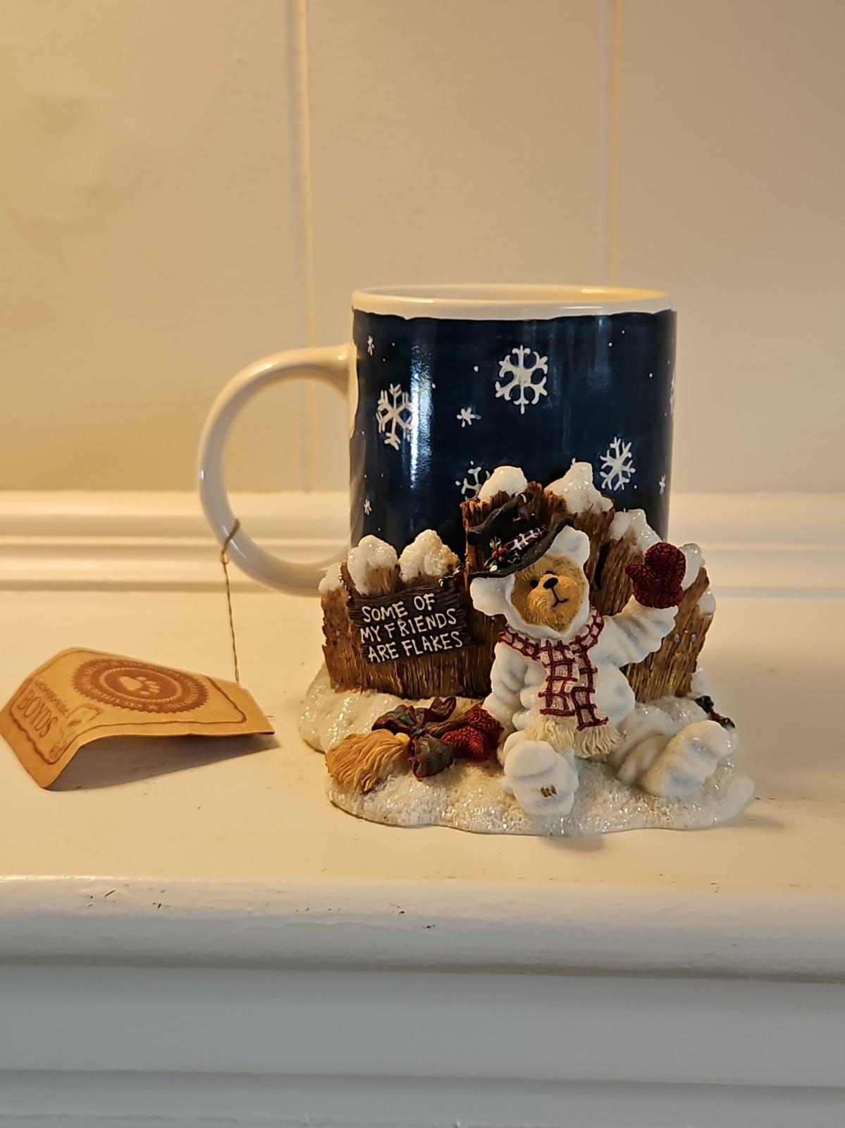 THE BOYDS COLLECTION ERNEST THE SNOWBEAR 390526 2004 COFFEE CUP ON STAND