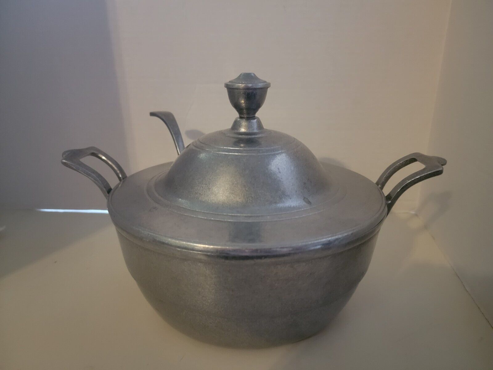 VINTAGE WILTON ARMETALE COVERED SOUP/STEW TUREEN LADLE PEWTER USA .