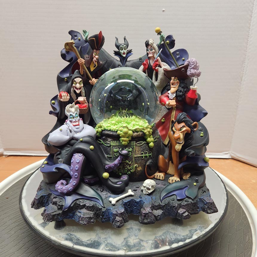 Disney Tha Art of Disney Villains Musical Light UP Snow Globe