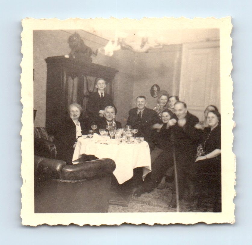 Old Vintage Photo MEN WOMEN DRINKING WINE GROUP PICTURE LIVING ROOM TABLE