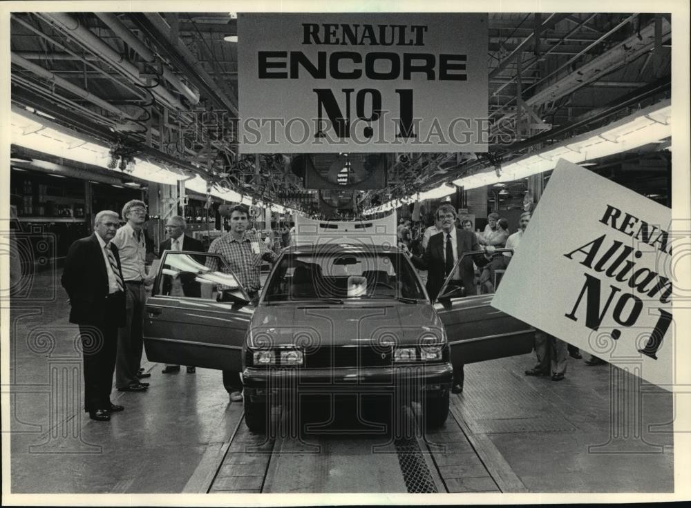 1983 Press Photo 1984 Renault Encore at the end of the assembly line - mja06455 1983 Press Photo 1984 Renault Encore at the end of the assembly line - mja06455