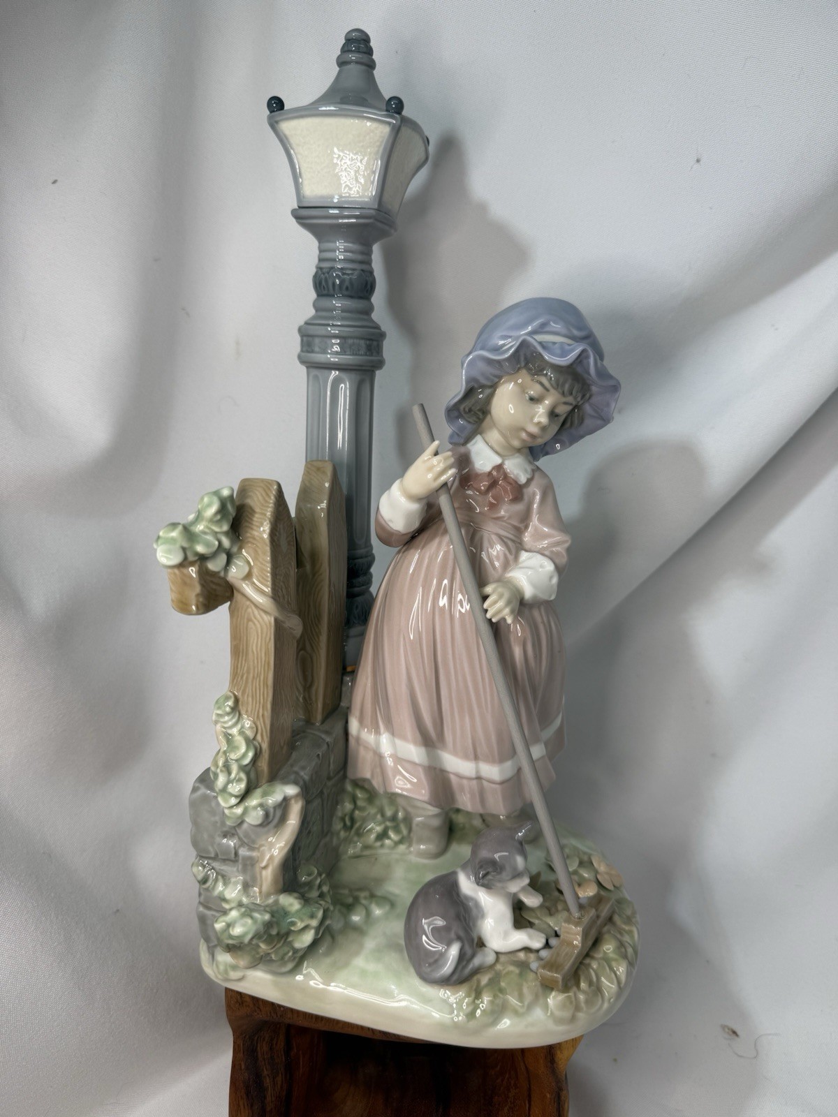 Vtg 80s Lladro Figurine Statue FALL CLEAN UP Cute Girl & Cat Yardwork Fence Lamp