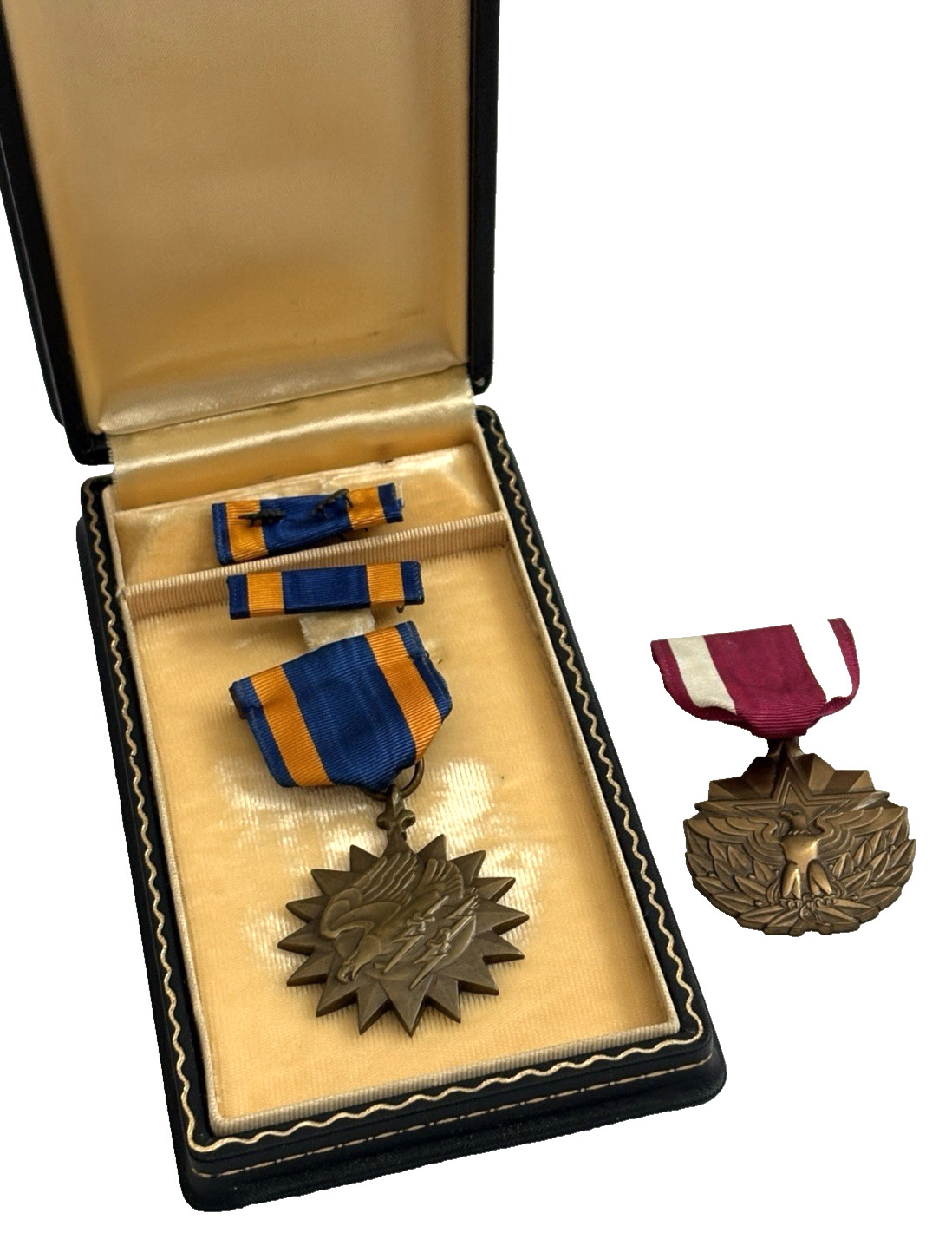 Vtg US AIR FORCE Military MEDAL Lot with Ribbon Bar in Presentation Box Vtg US AIR FORCE Military MEDAL Lot with Ribbon Bar in Presentation Box