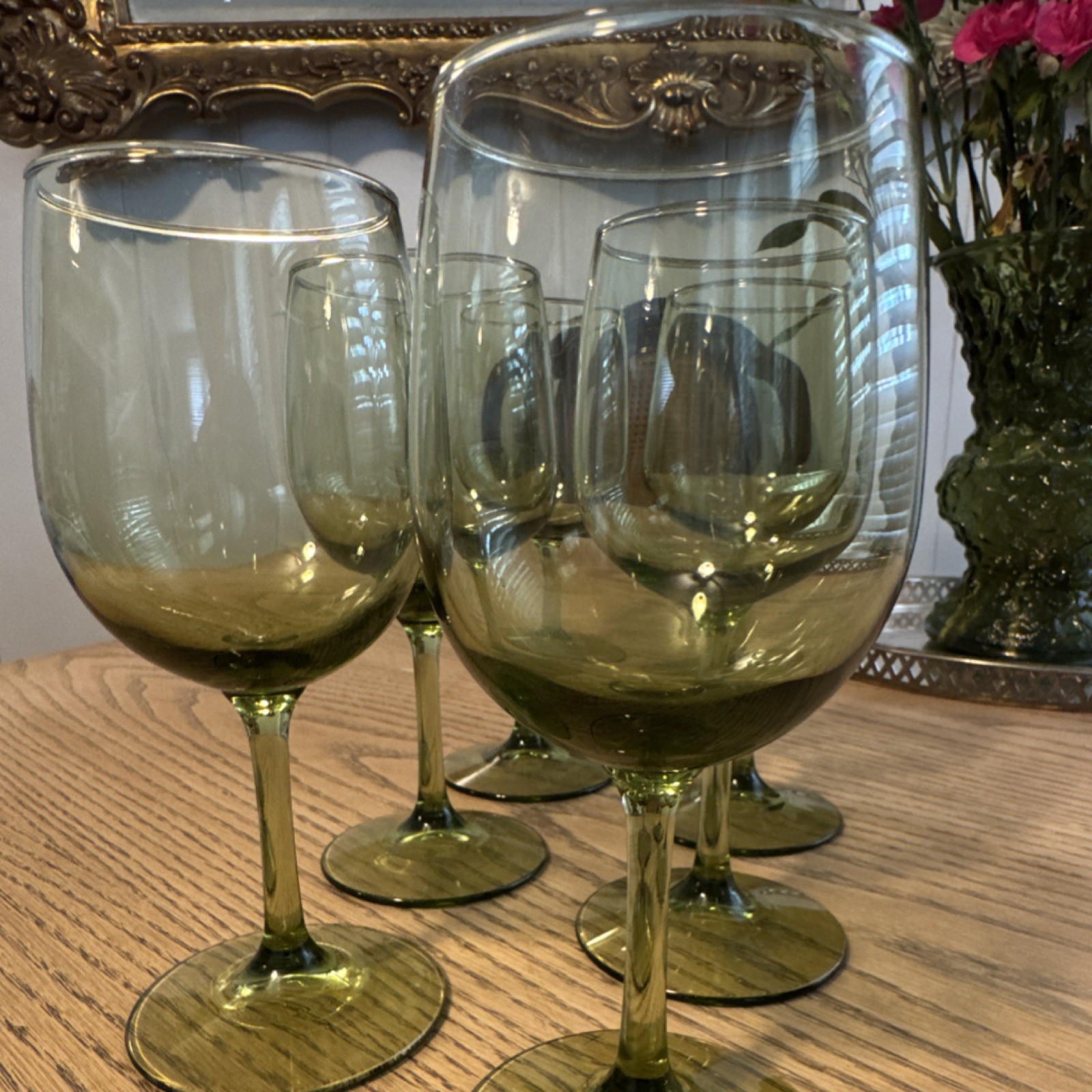 Vintage Set of 6 Green Stemmed Wine Glasses 14 oz. Round Glass Vintage Set of 6 Green Stemmed Wine Glasses 14 oz. Round Glass