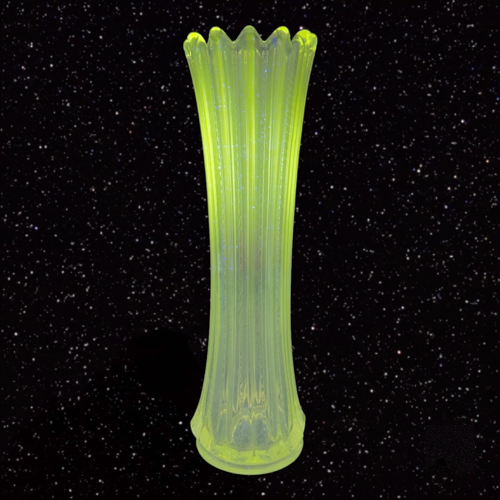 Antique Clear Swung Crystal Art Glass Vase Green UV Glass Vintage Manganese 365n Antique Clear Swung Crystal Art Glass Vase Green UV Glass Vintage Manganese 365n