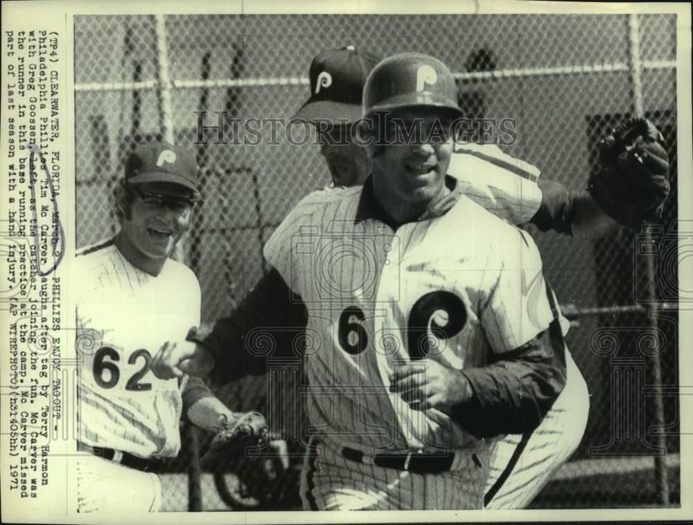 1971 Press Photo Philadelphia Phillies Tim McCarver laughs after tag by Harmon 1971 Press Photo Philadelphia Phillies Tim McCarver laughs after tag by Harmon