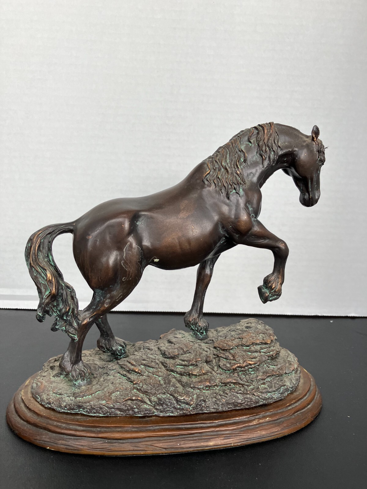 DEZINE Horse sculpture metal with wood base